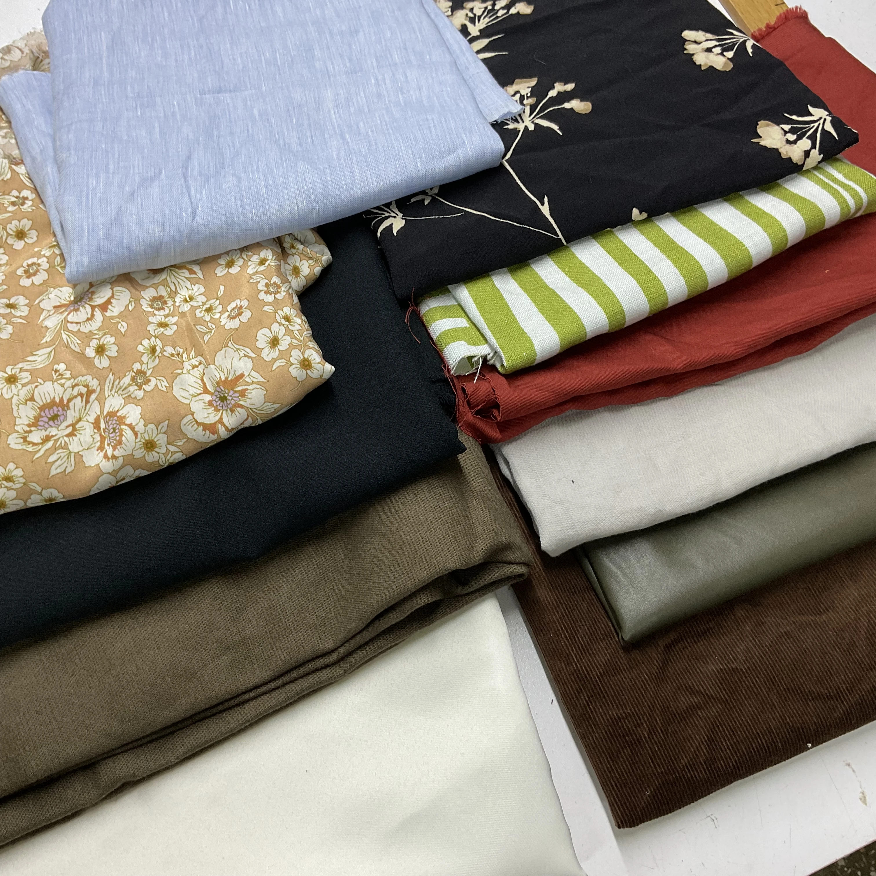 No:100 Küçük Karışık Parça Kumaşlar 2000 gr