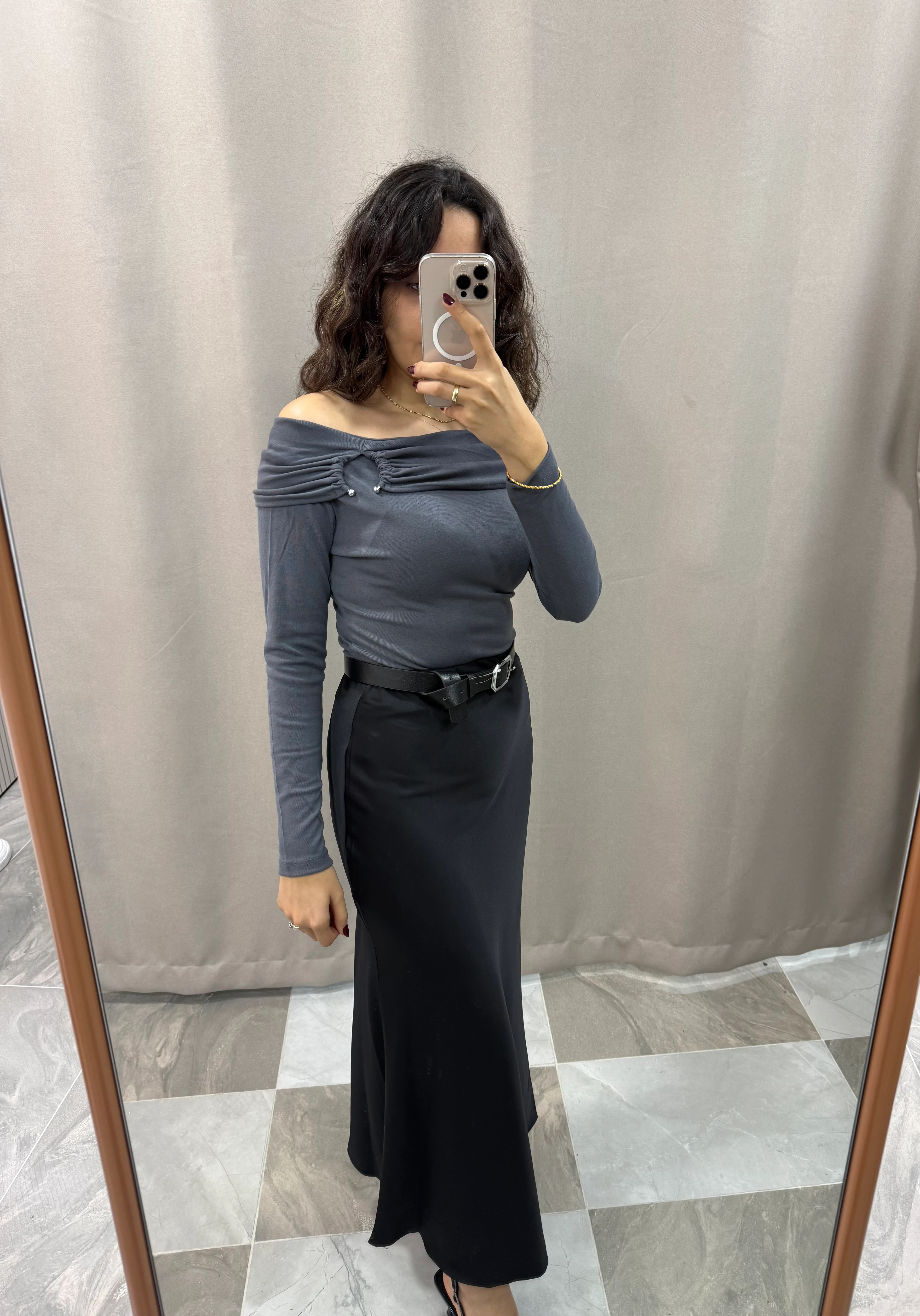 YAKA DETAYLI MADONNA YAKA BLUZ