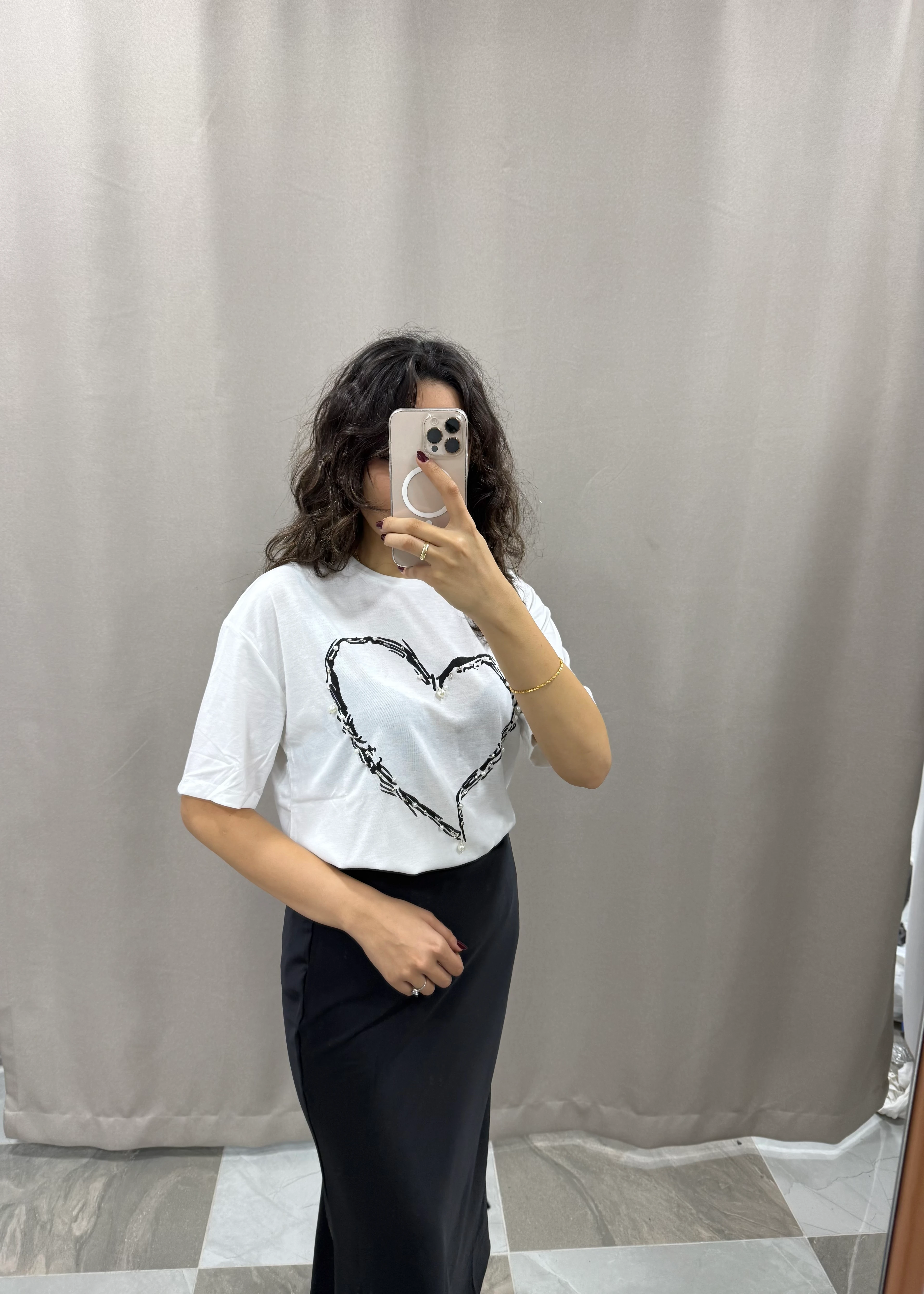 İNCİ AKSESUARLI KALP DESENLİ TSHIRT - SİYAH