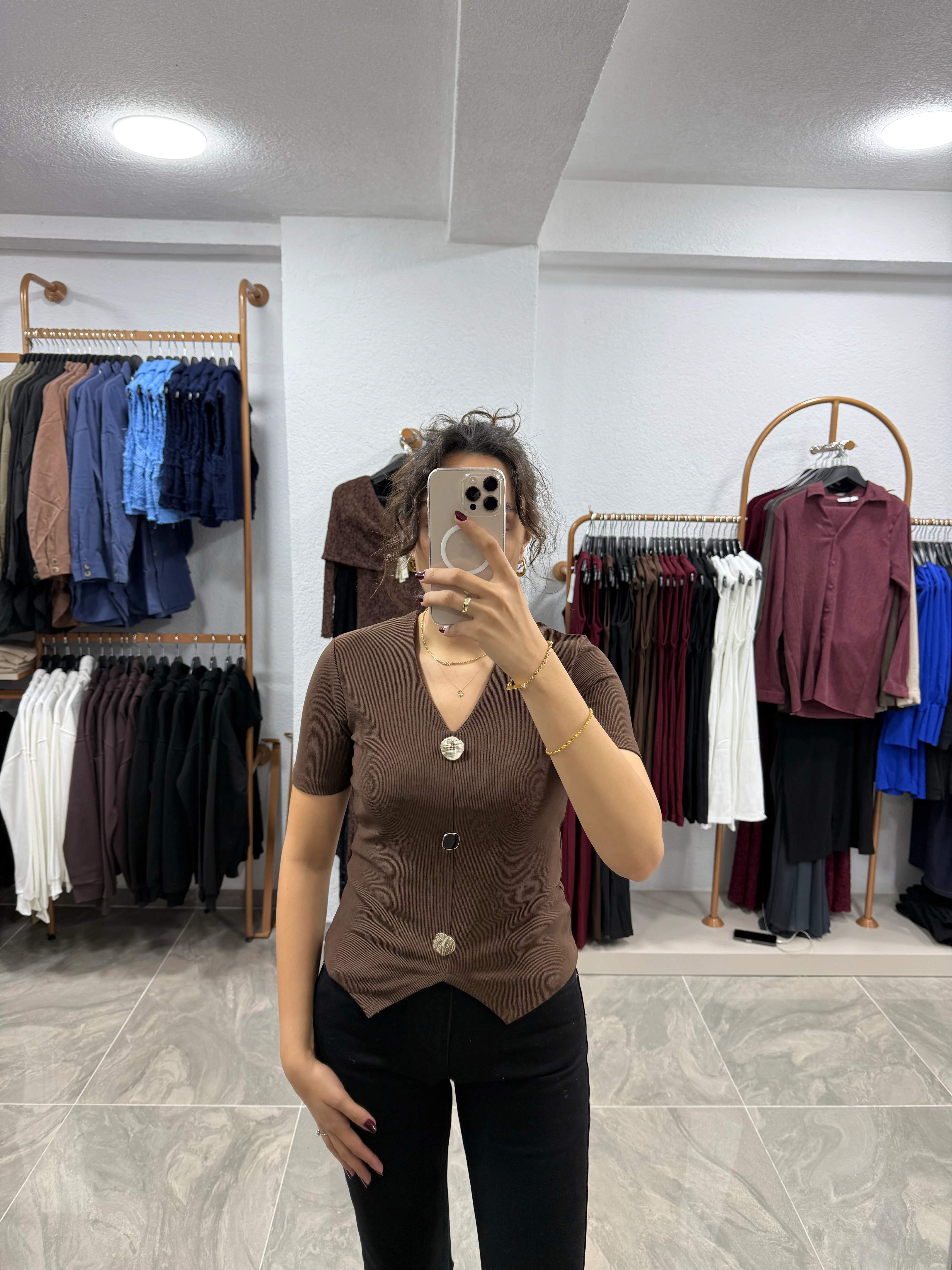 GOLD DÜĞME DETAYLI TRİKO BLUZ - KAHVERENGİ