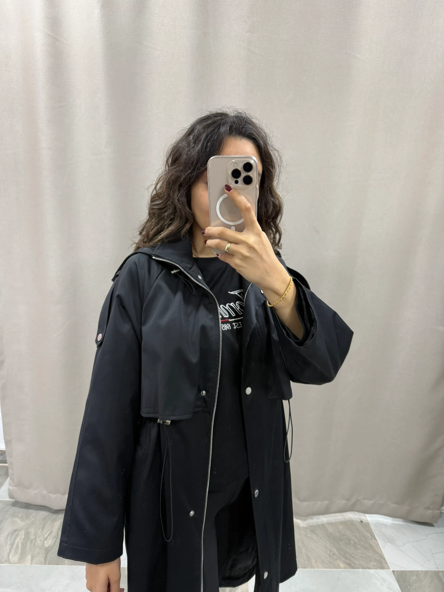 SİYAH KAPÜŞONLU YAĞMURLUK 