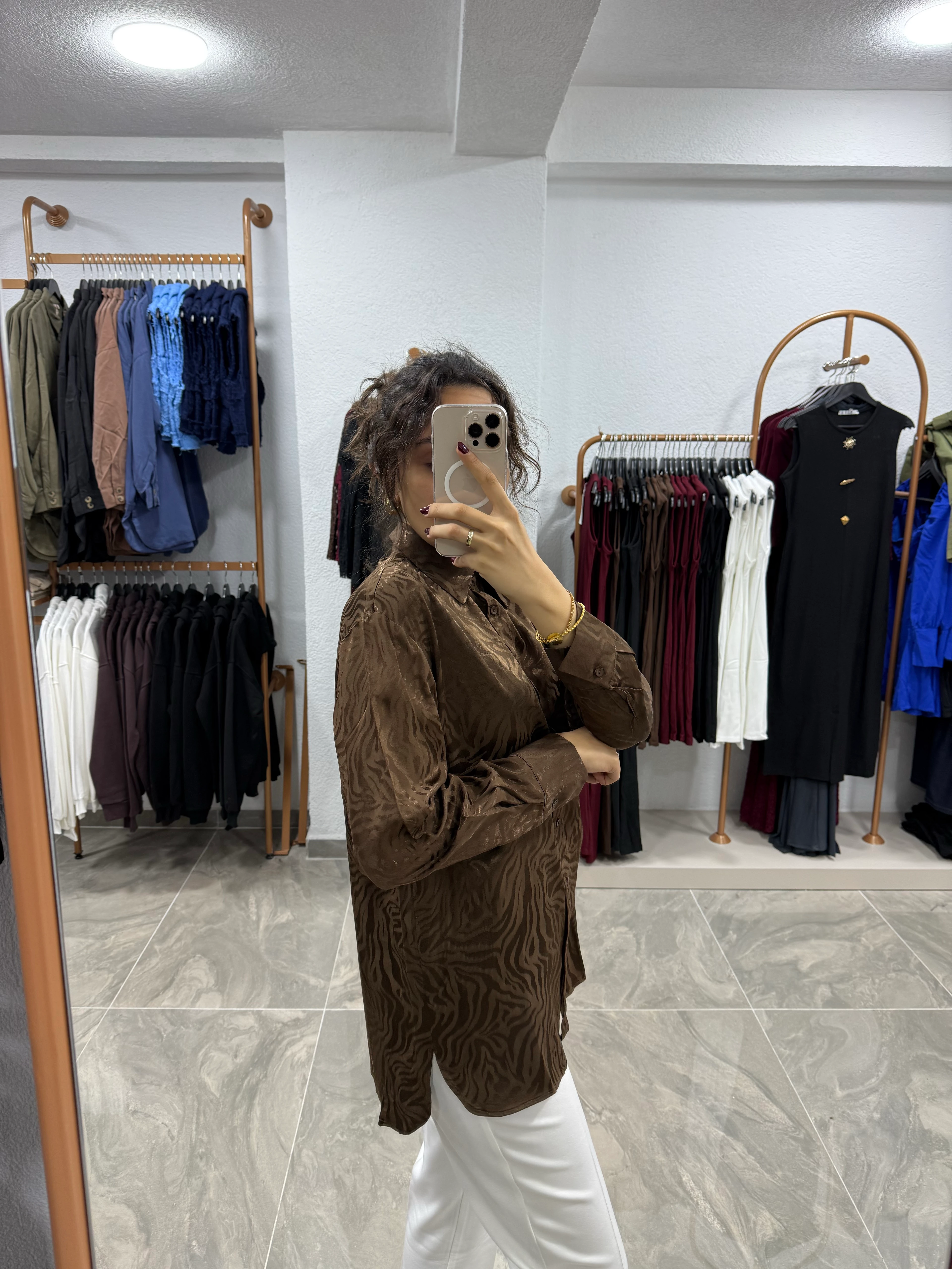 KAHVERENGİ JAKARLI GÖMLEK