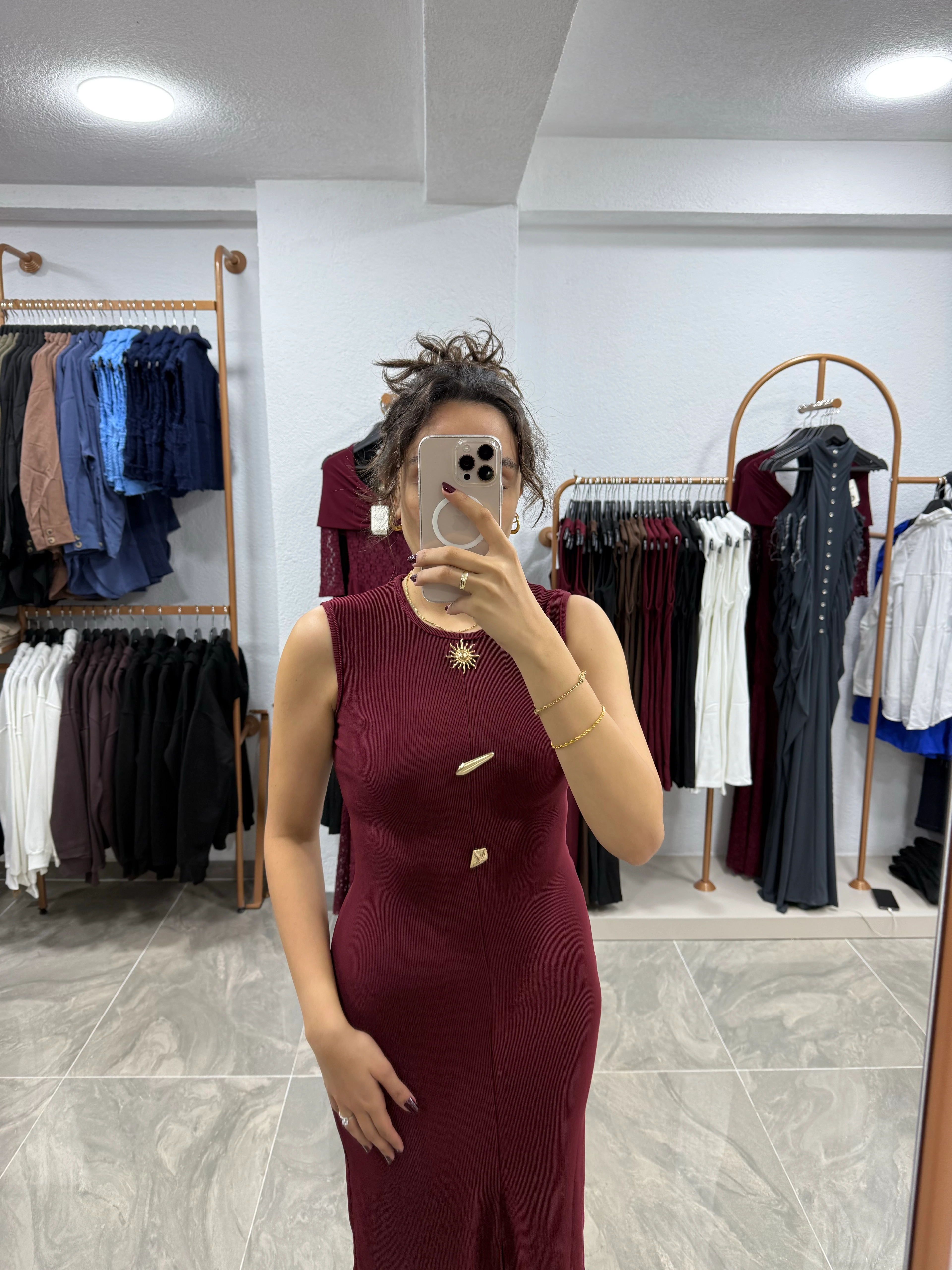 3 GOLD DÜĞME YIRTMAÇLI ELBİSE - BORDO