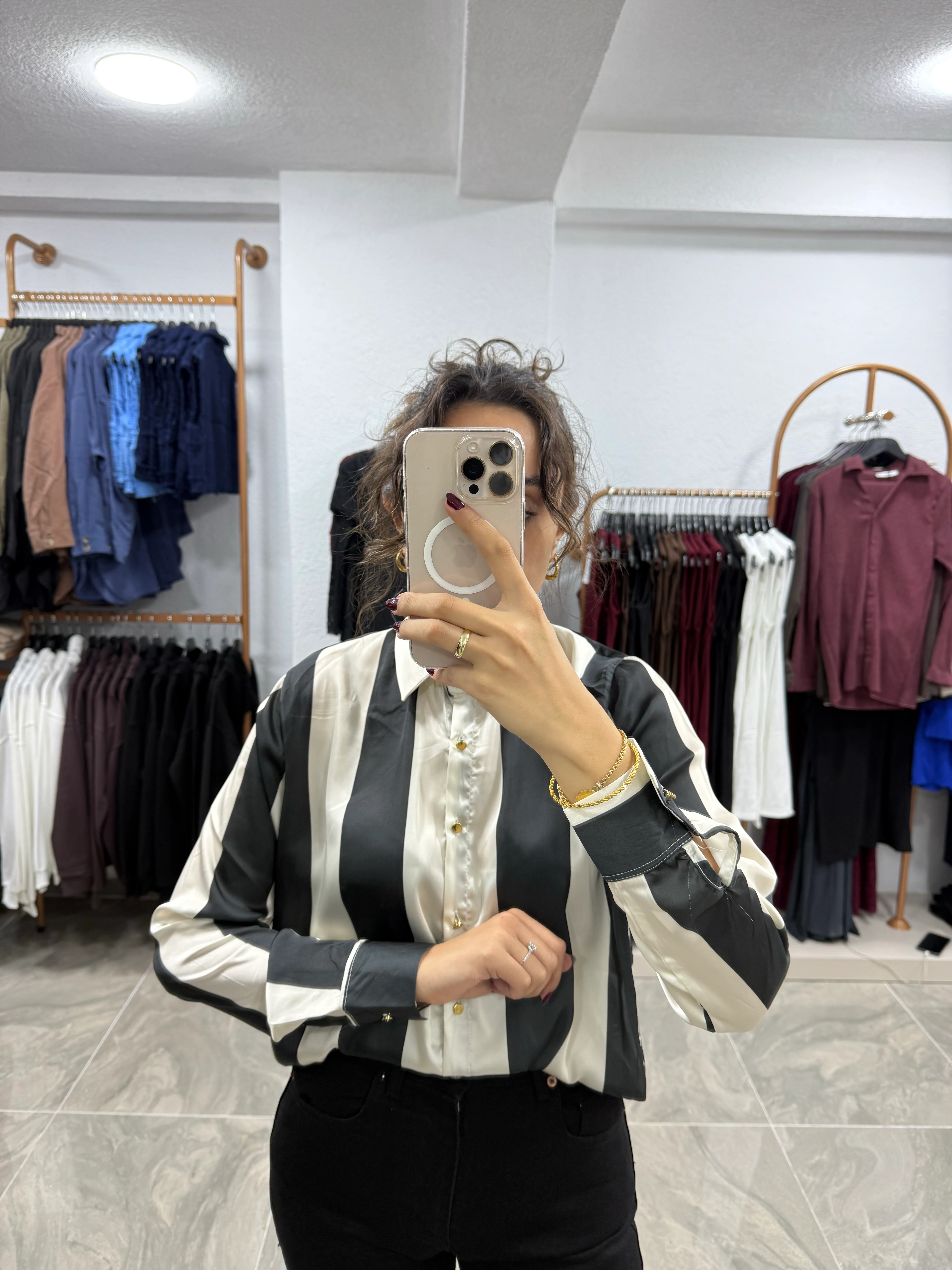 SİYAH BEYAZ ÇİZGİLİ SATEN GÖMLEK