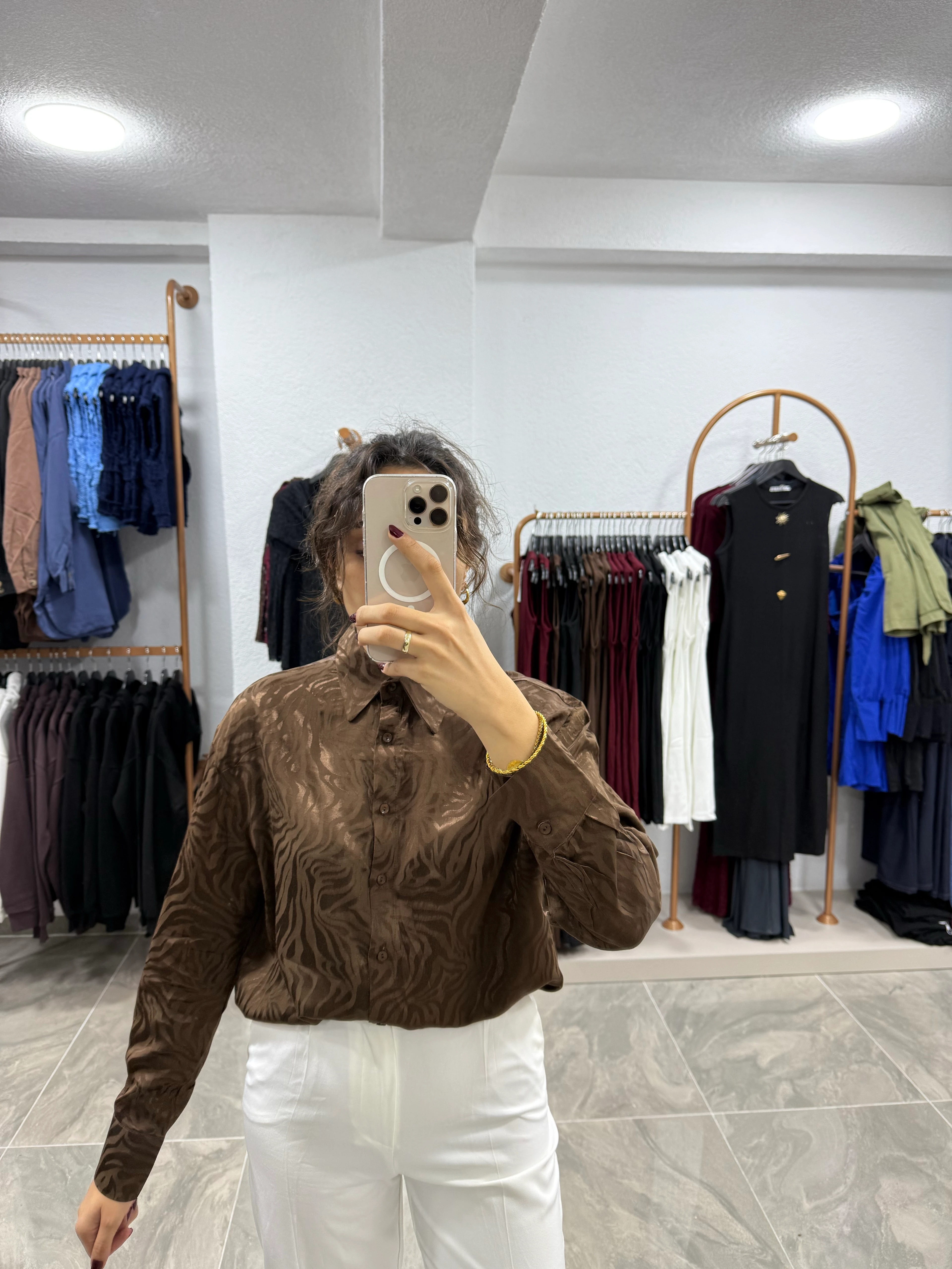 KAHVERENGİ JAKARLI GÖMLEK