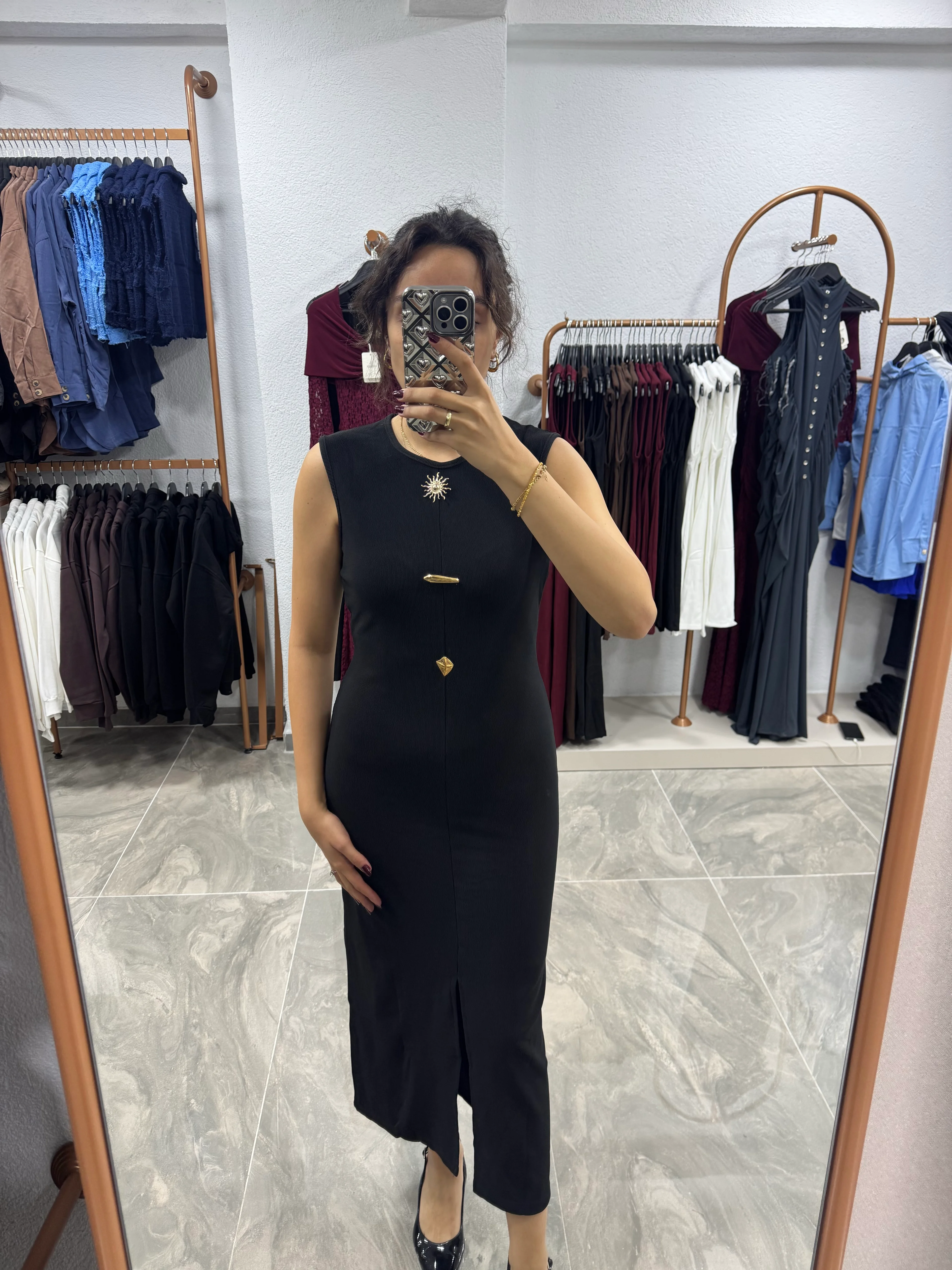 3 GOLD DÜĞME YIRTMAÇLI ELBİSE - SİYAH