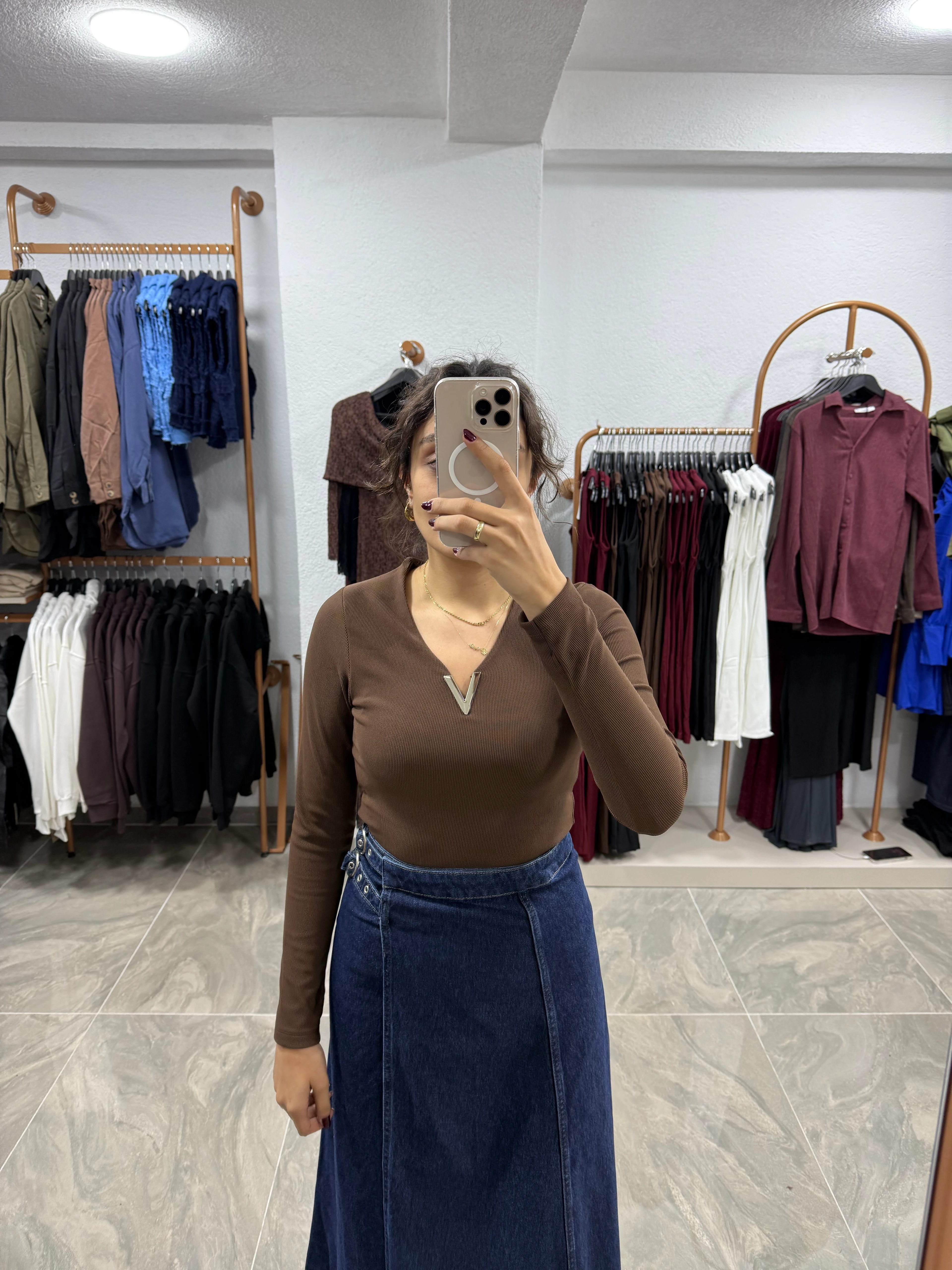 V DETAY AKSESUAR TRİKO BLUZ - KAHVERENGİ