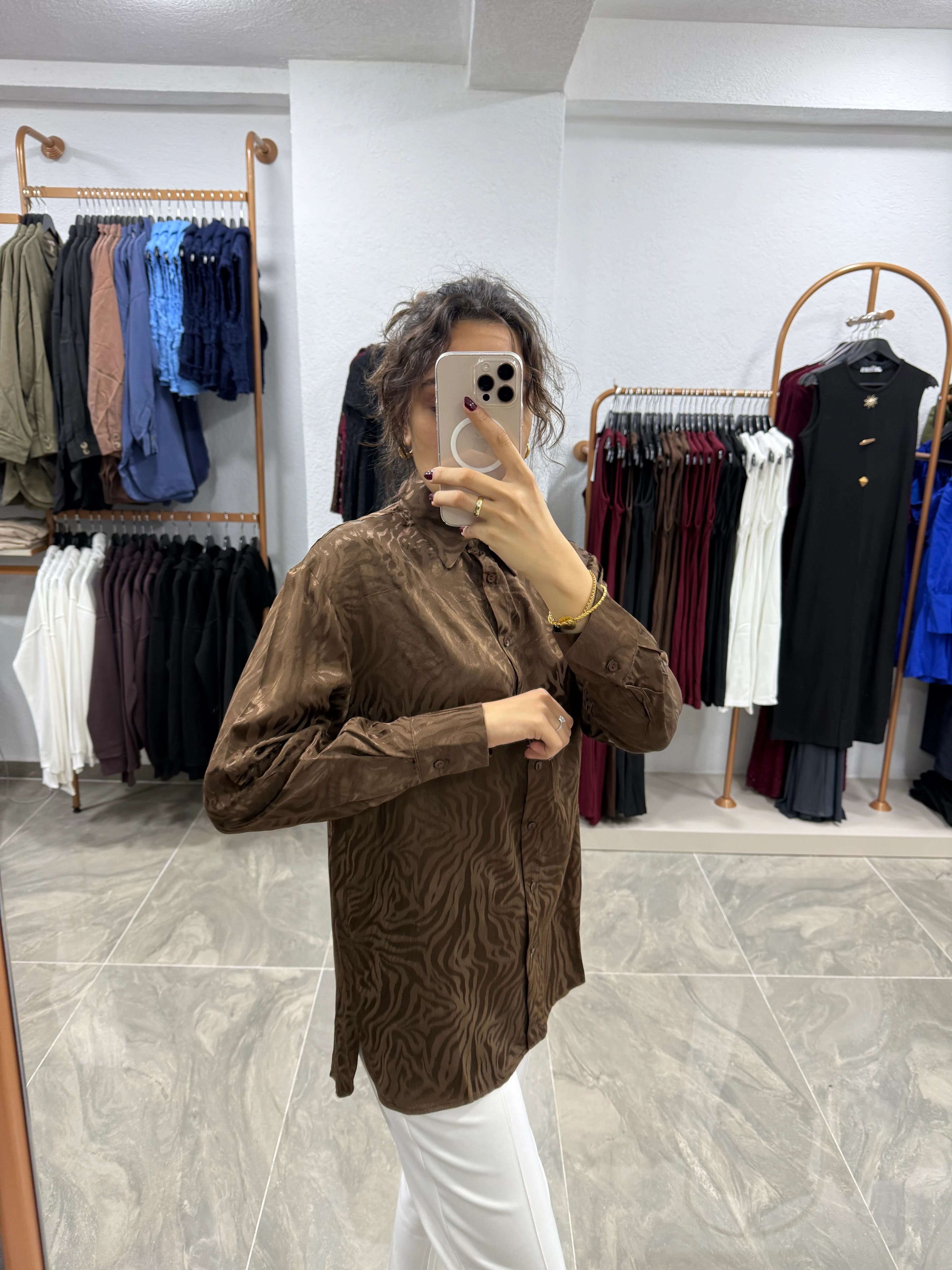 KAHVERENGİ JAKARLI GÖMLEK