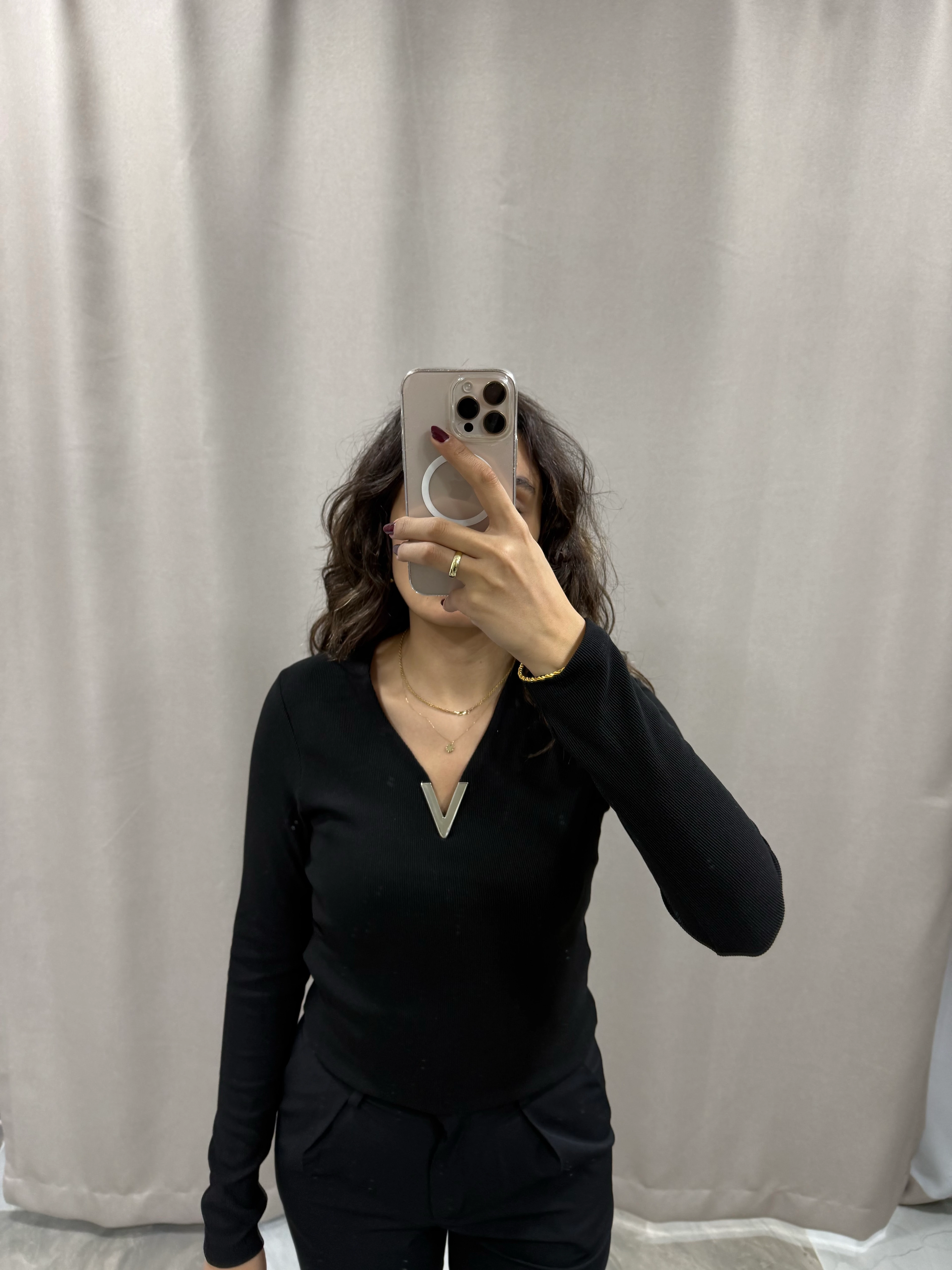 V DETAY AKSESUAR TRİKO BLUZ - SİYAH