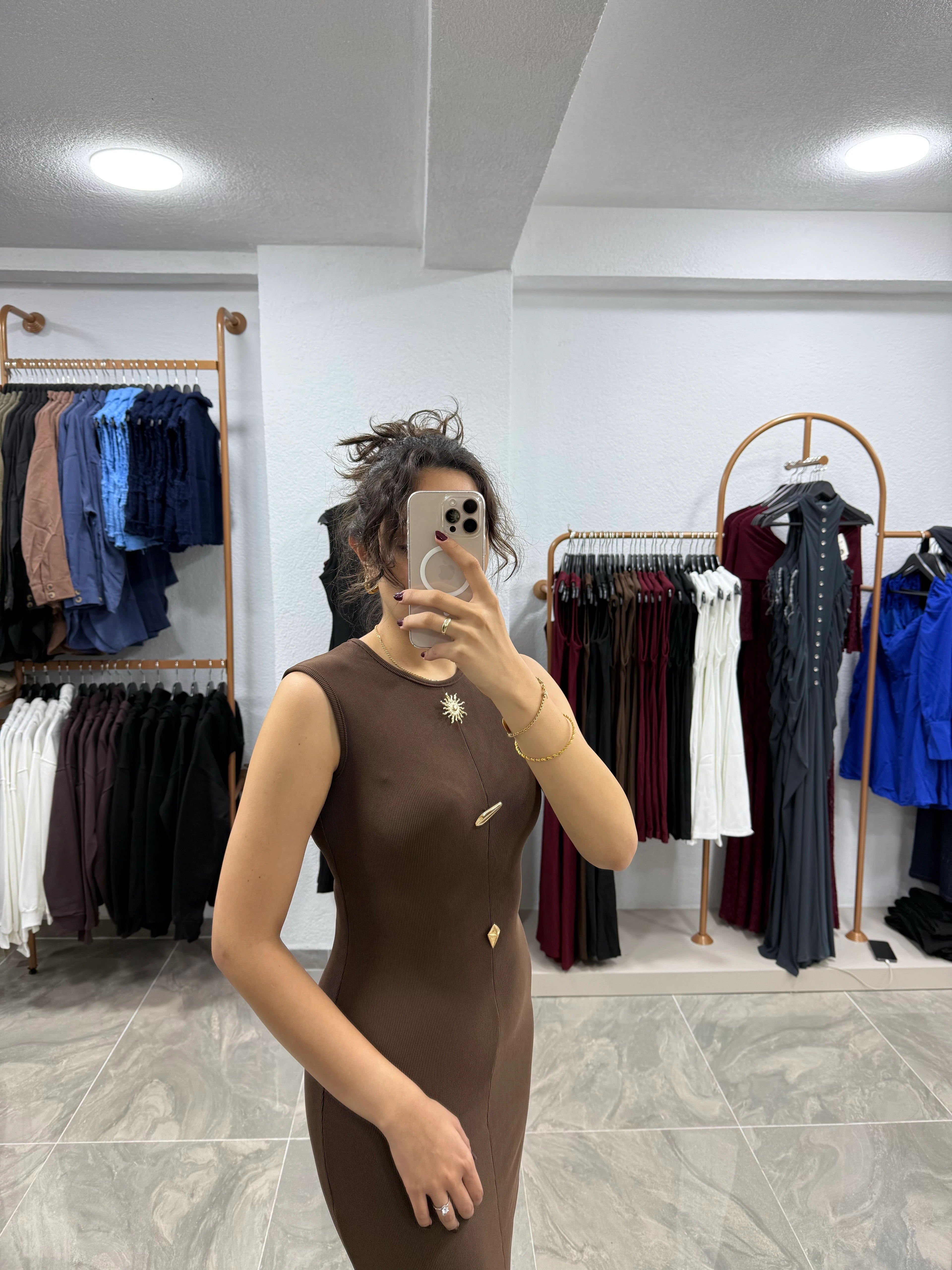 3 GOLD DÜĞME YIRTMAÇLI ELBİSE - KAHVERENGİ