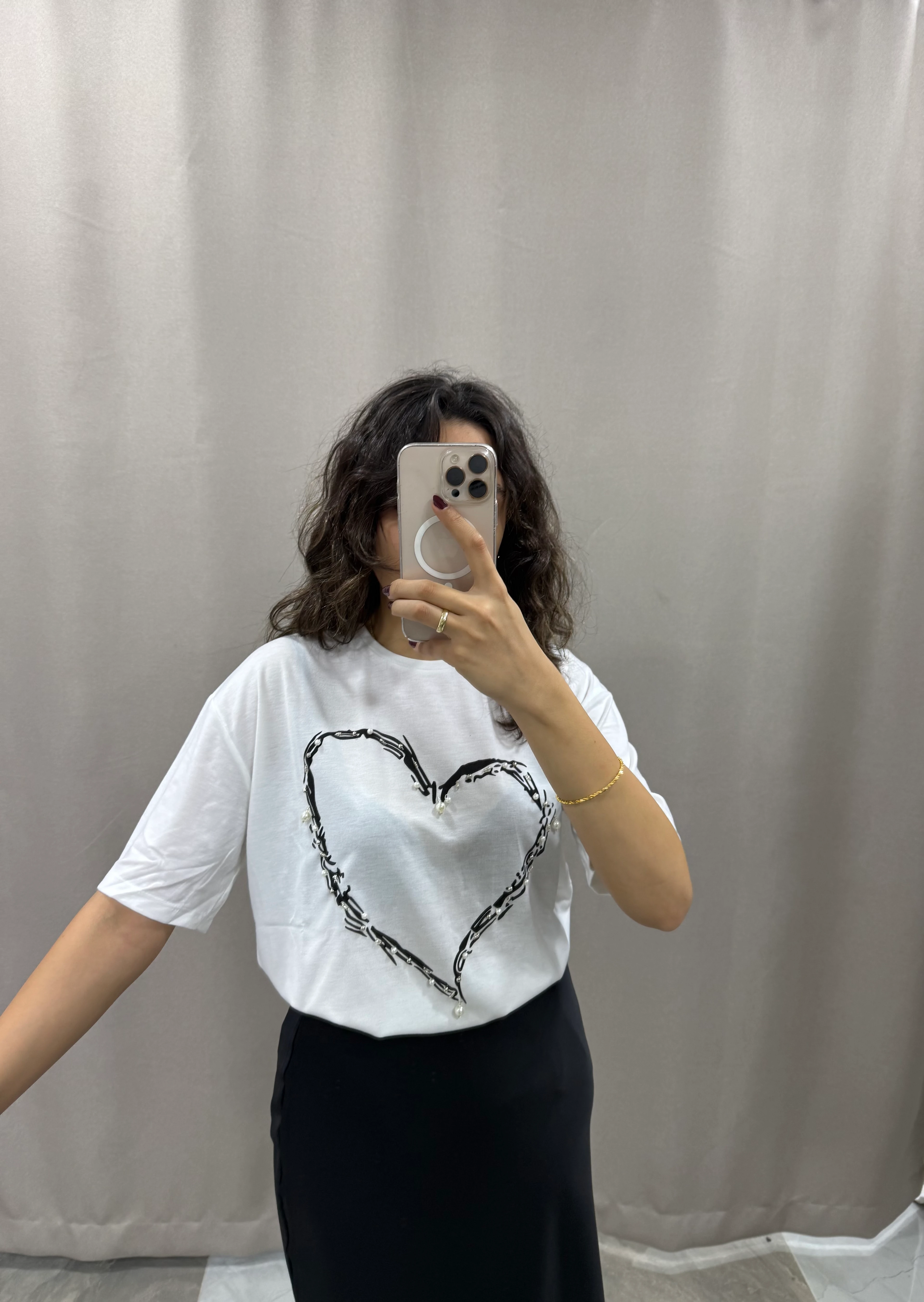 İNCİ AKSESUARLI KALP DESENLİ TSHIRT