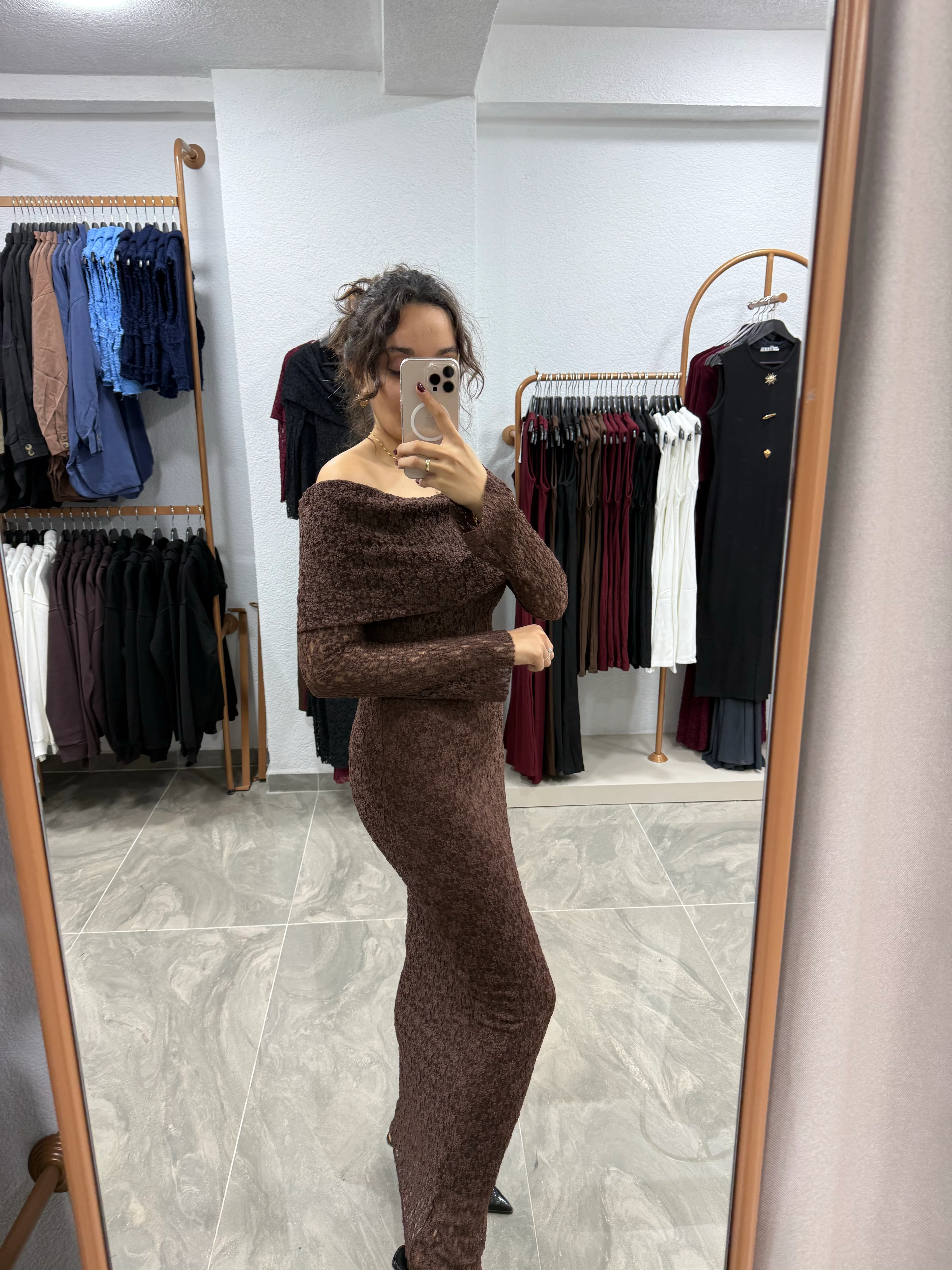 KAHVERENGİ MADONNA YAKA DANTEL ELBİSE