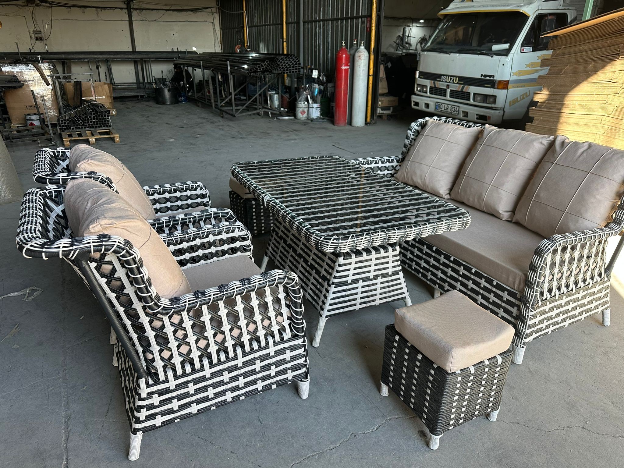 Zi̇gonzi̇ Home 3+1+1 + masalı + 2 Puf Rattan Bahçe Mobi̇lyası