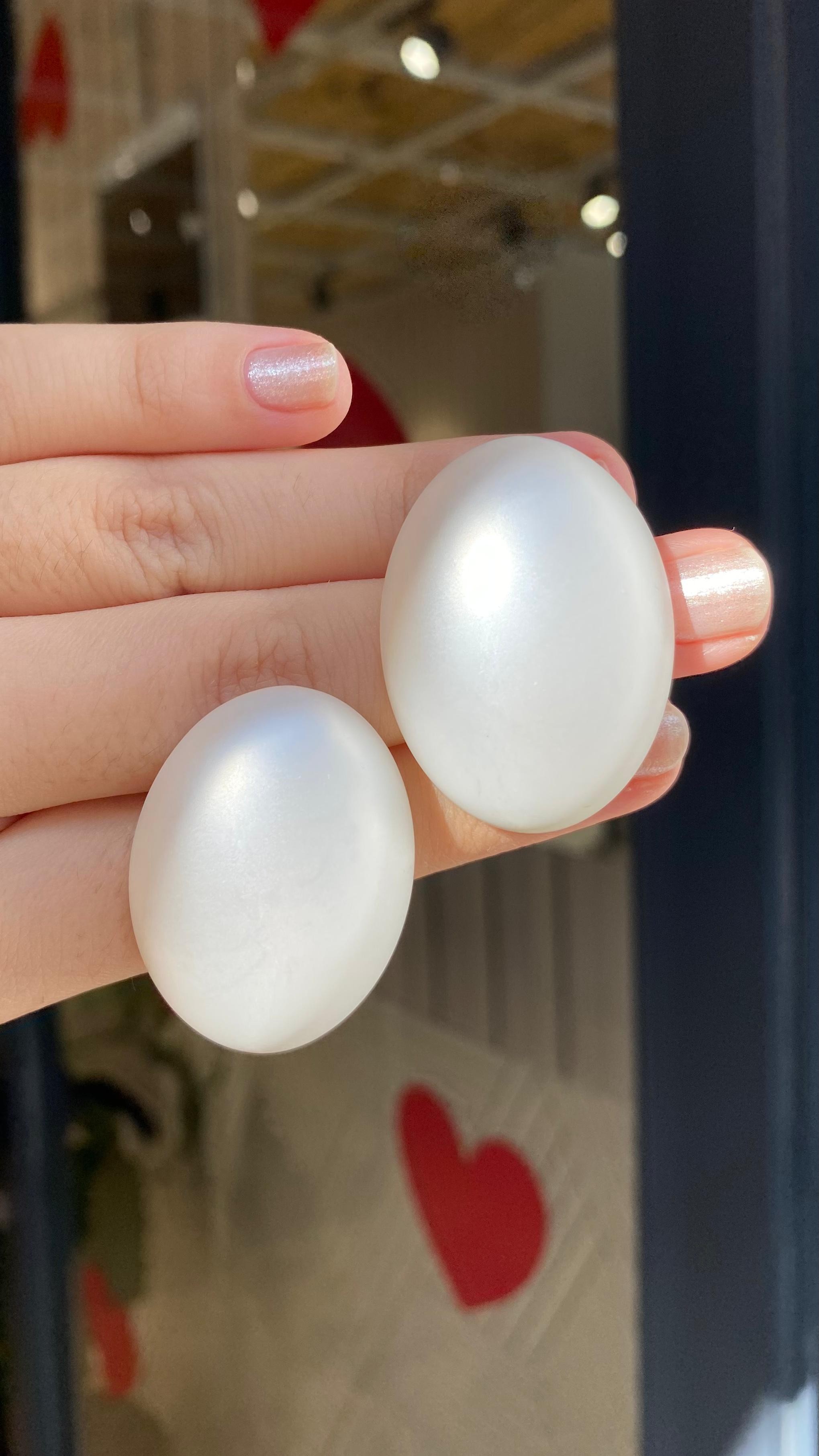 Oval beyaz sedefli küpe