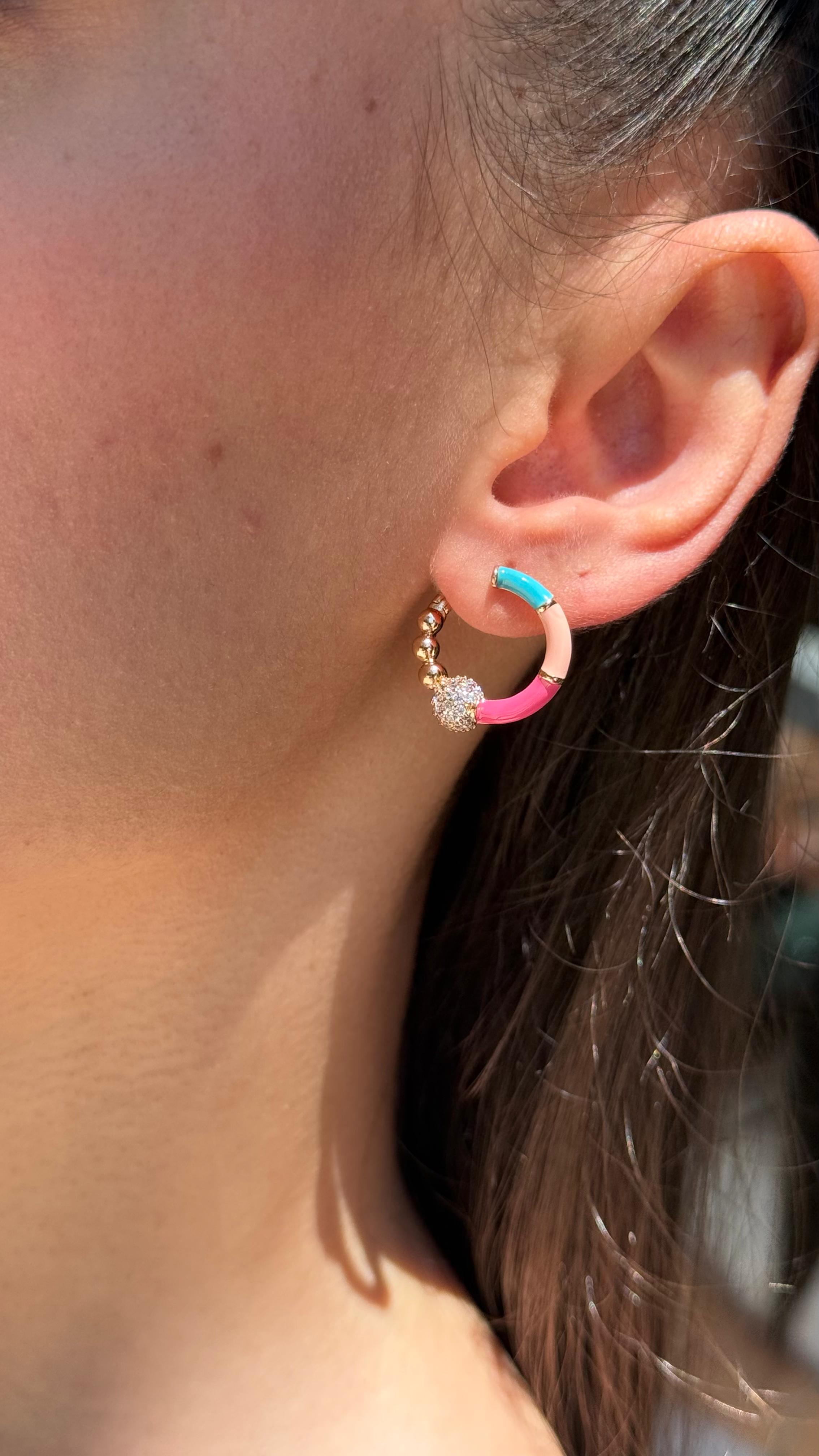 Renkli gold detaylı tarz küpe