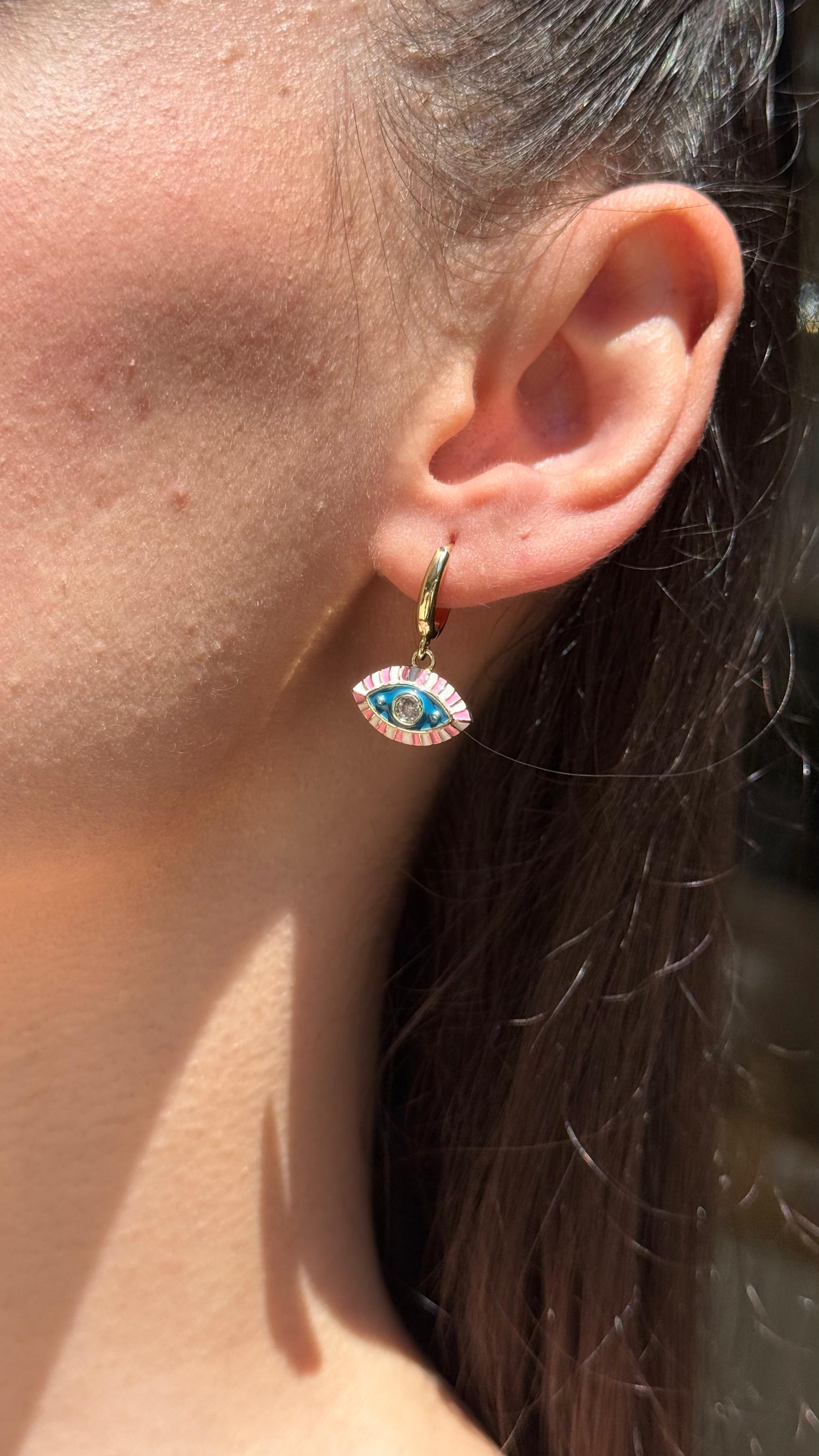 Pembe çizgili göz küpe