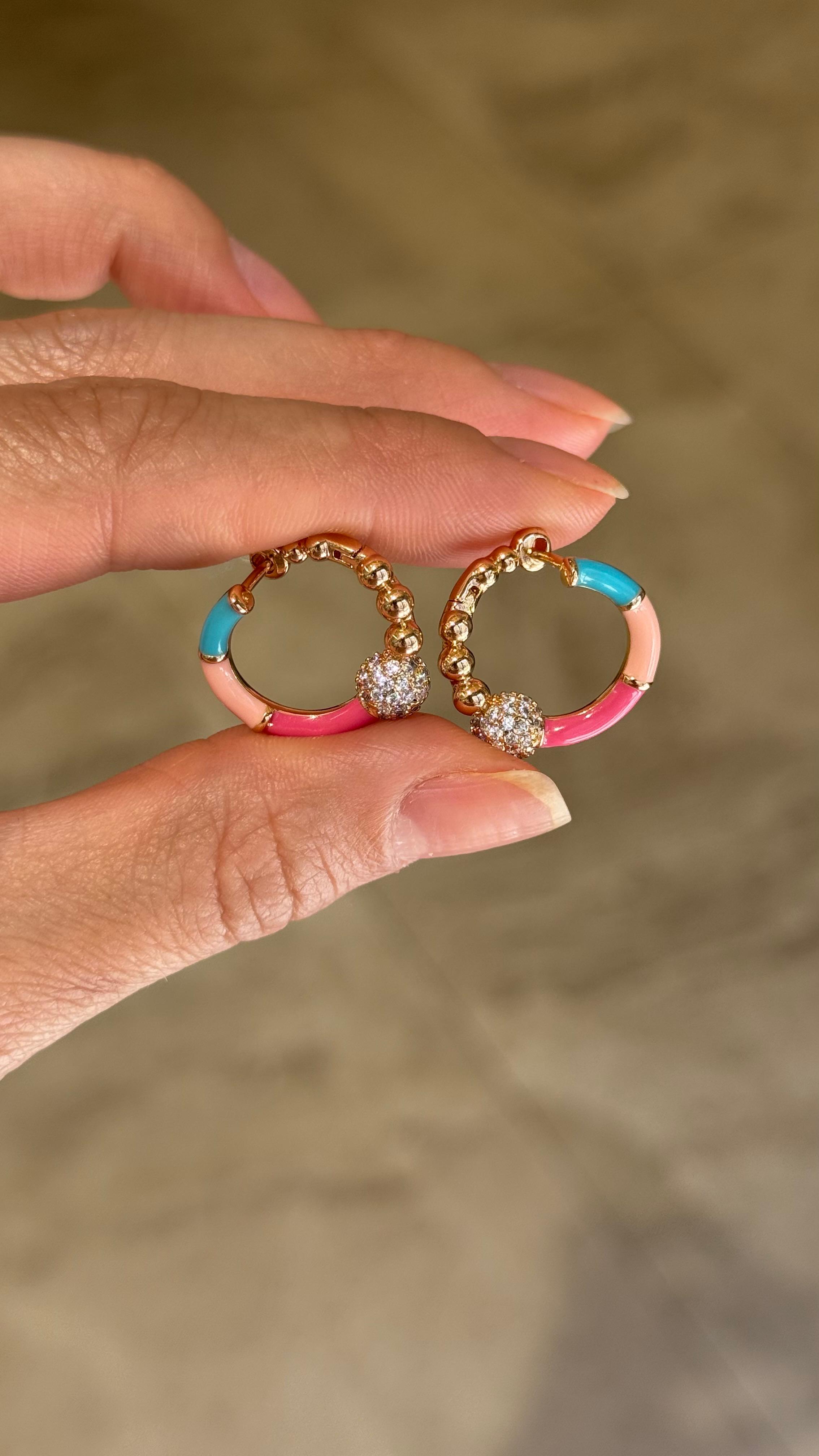 Renkli gold detaylı tarz küpe