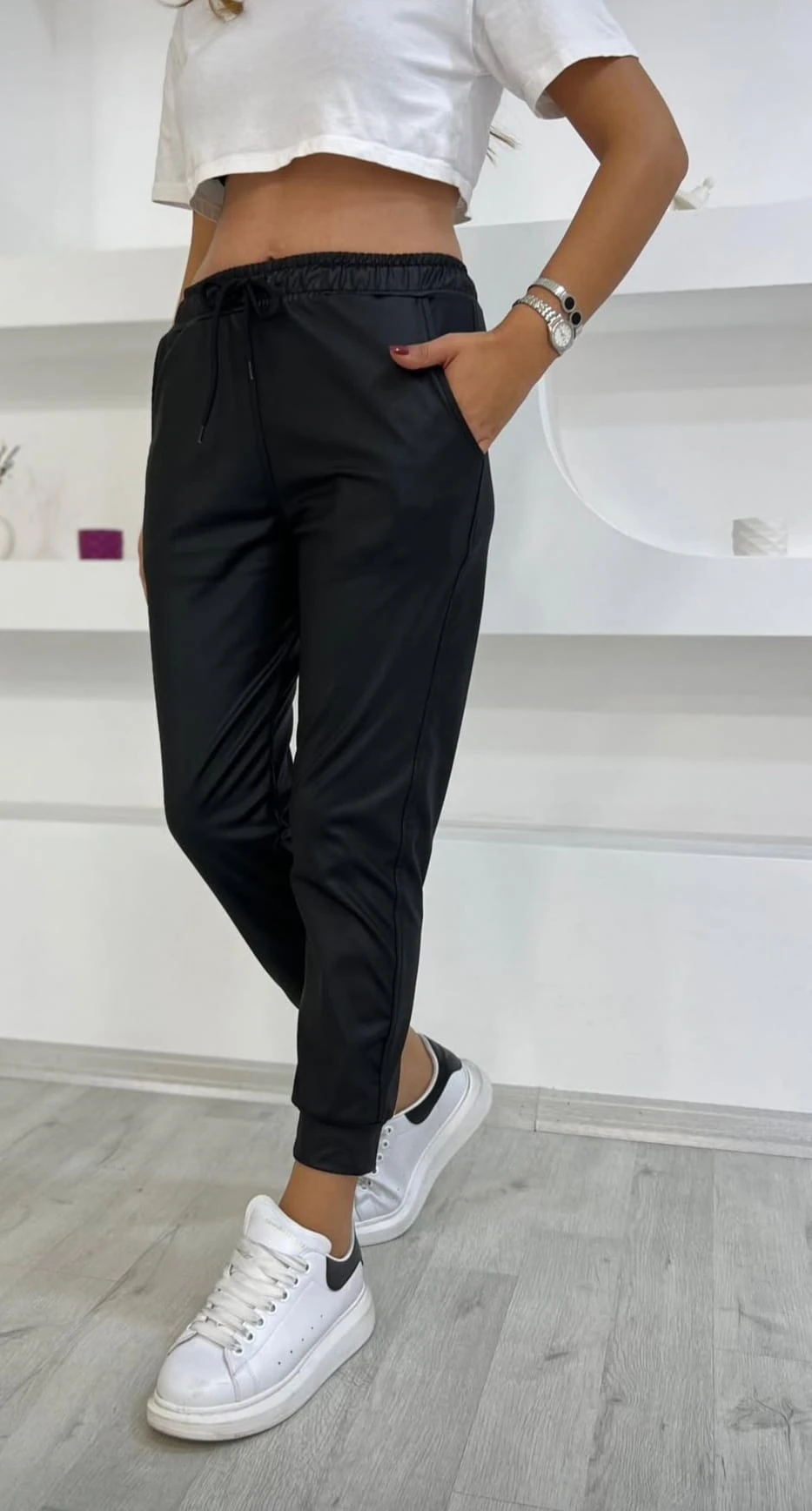 Deri Görünümlü Paça Manşetli ve Bel Lastikli Jogger Pantolon  