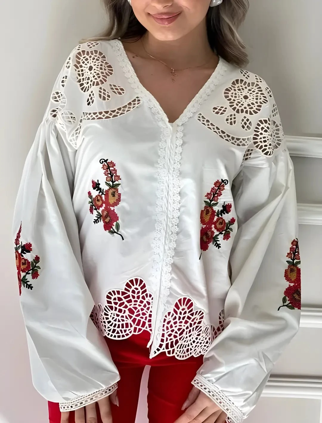 Ajurlu Balon Kol Çiçek Nakış İşlemeli Lazer Kesimli V Yaka Pamuk Bluz