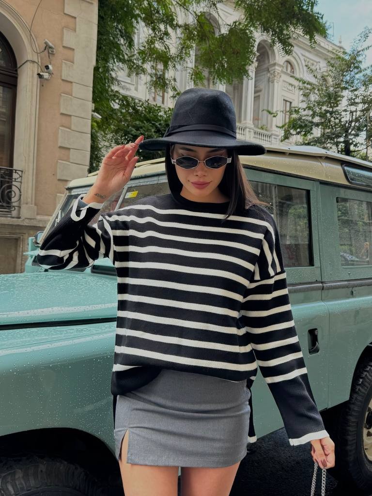 Sıfır Yaka Uzun Yırtmaçlı Çizgili Triko Kazak