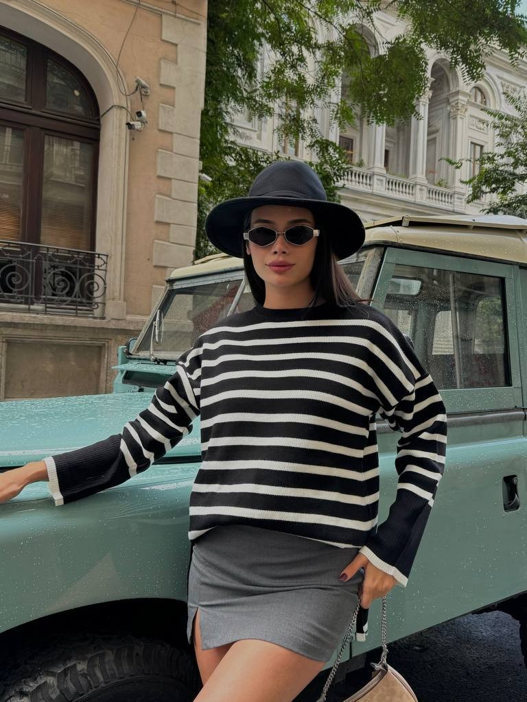 Sıfır Yaka Uzun Yırtmaçlı Çizgili Triko Kazak