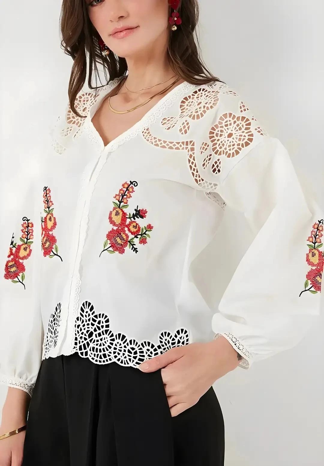 Ajurlu Balon Kol Çiçek Nakış İşlemeli Lazer Kesimli V Yaka Pamuk Bluz