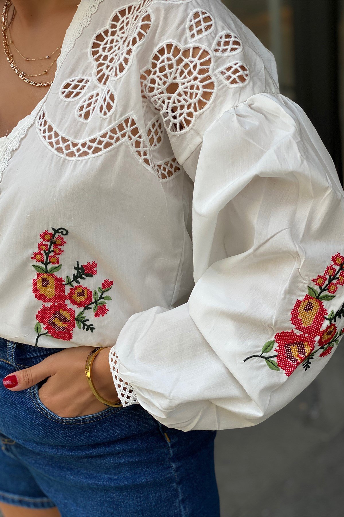 Ajurlu Balon Kol Çiçek Nakış İşlemeli Lazer Kesimli V Yaka Pamuk Bluz