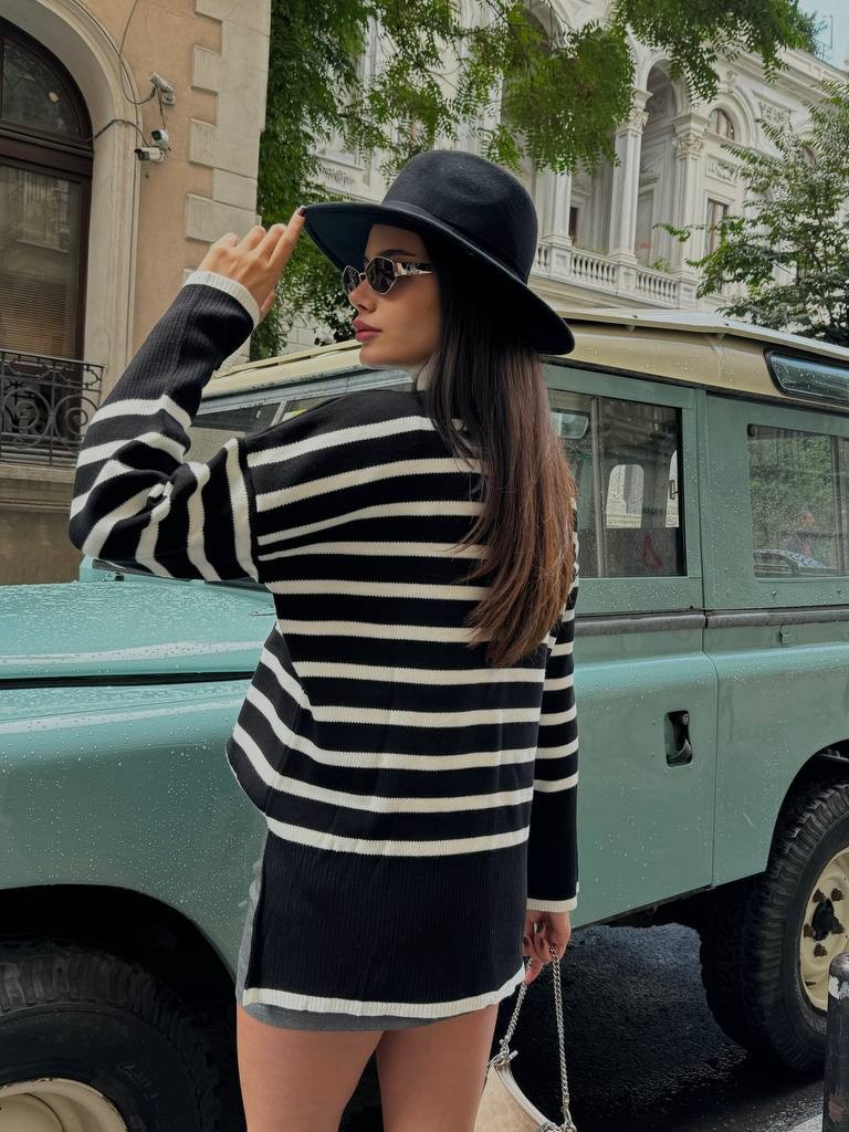 Sıfır Yaka Uzun Yırtmaçlı Çizgili Triko Kazak