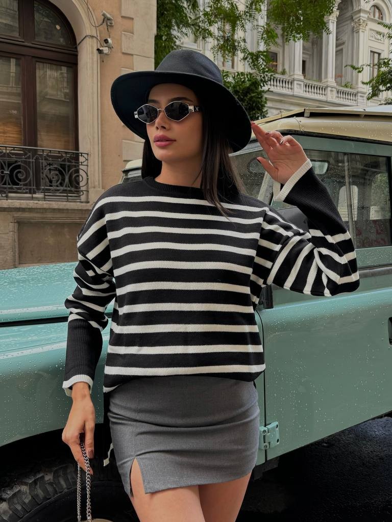 Sıfır Yaka Uzun Yırtmaçlı Çizgili Triko Kazak