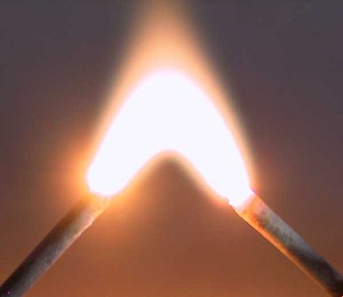 Elektrik arkı, elektrik akımının enerjisini görsel olarak gösterir.