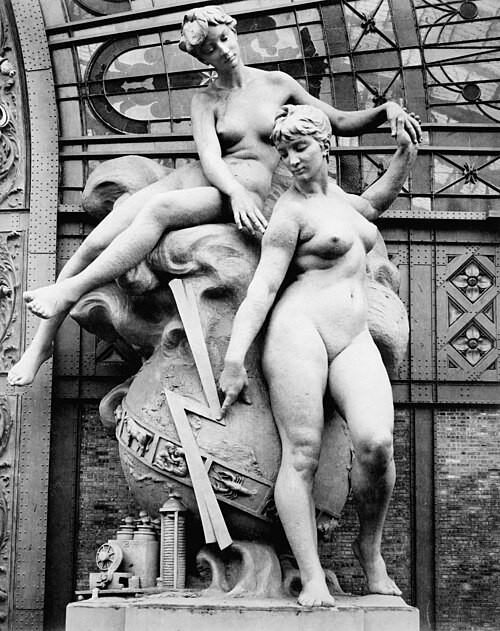 Louis-Ernest Barrias'nın 1889 yılında yaptığı Elektrik adlı heykeli, Paris Sergisi'nde Makineler Galerisi girişinde yer almaktadır.