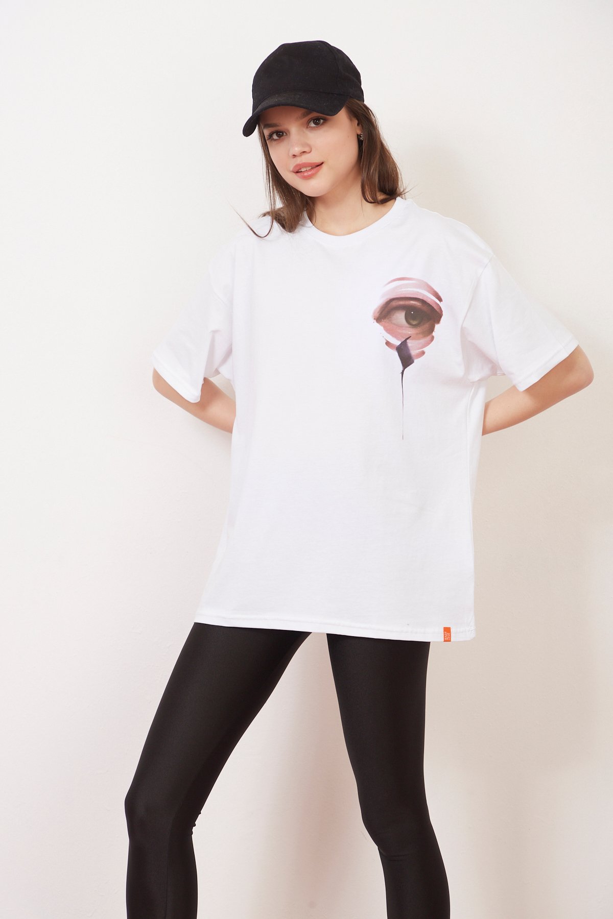 Eazy X Gorkem Tuysuz Collab Beyaz Unisex Oversize Baskılı Kısa Kollu T-Shirt