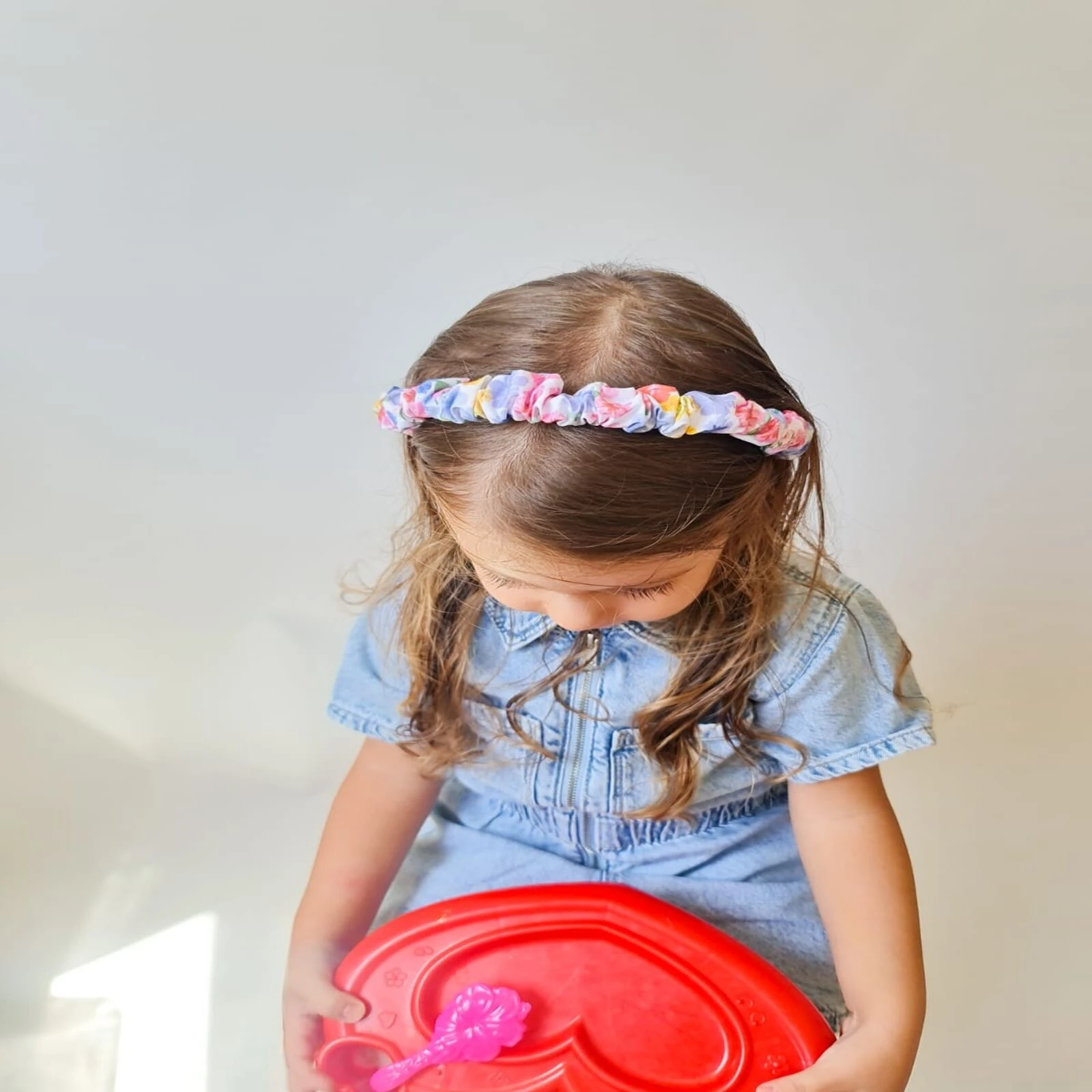 Çiçekli Büzgülü Kiz Çocuk Taç