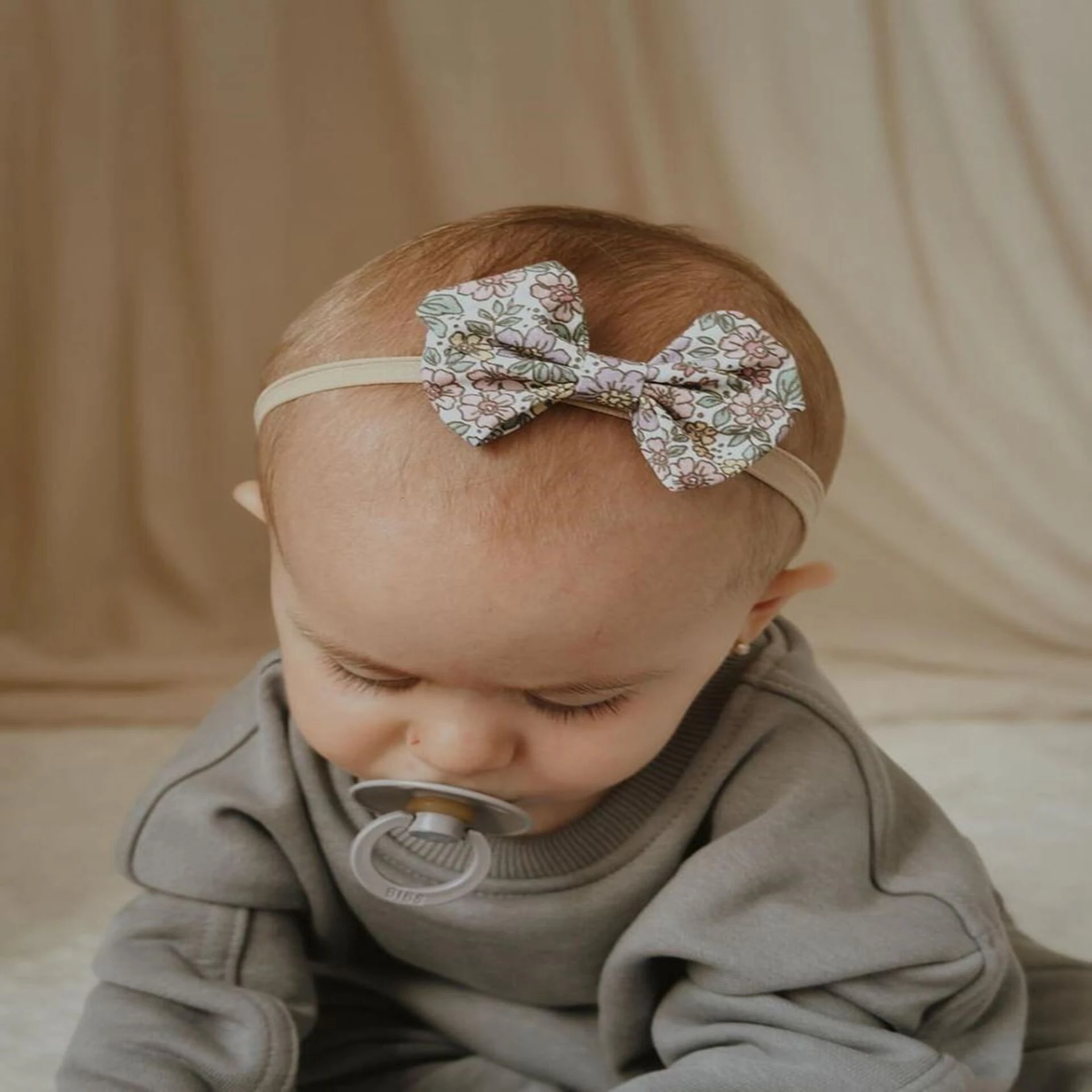 Çiçek Desenli Fiyonk Figürlü Bebek Bandı | Esnek & Yumuşak |