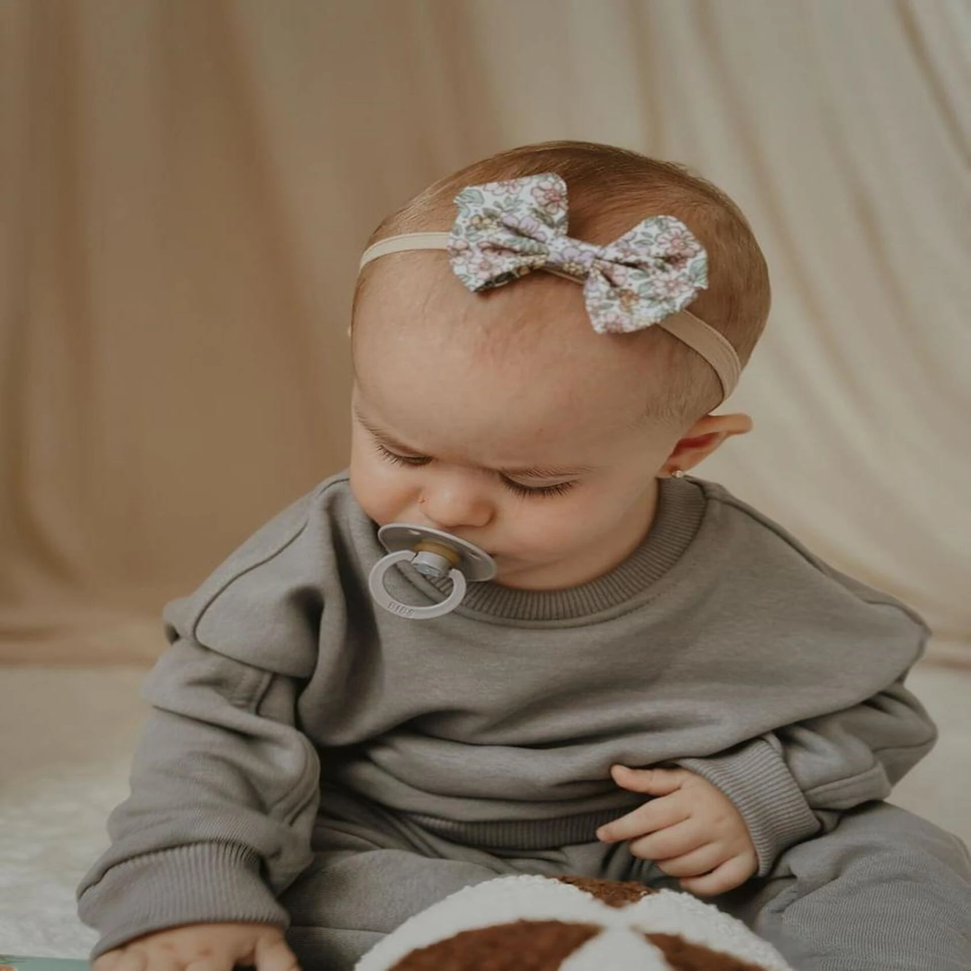 Çiçek Desenli Fiyonk Figürlü Bebek Bandı | Esnek & Yumuşak |