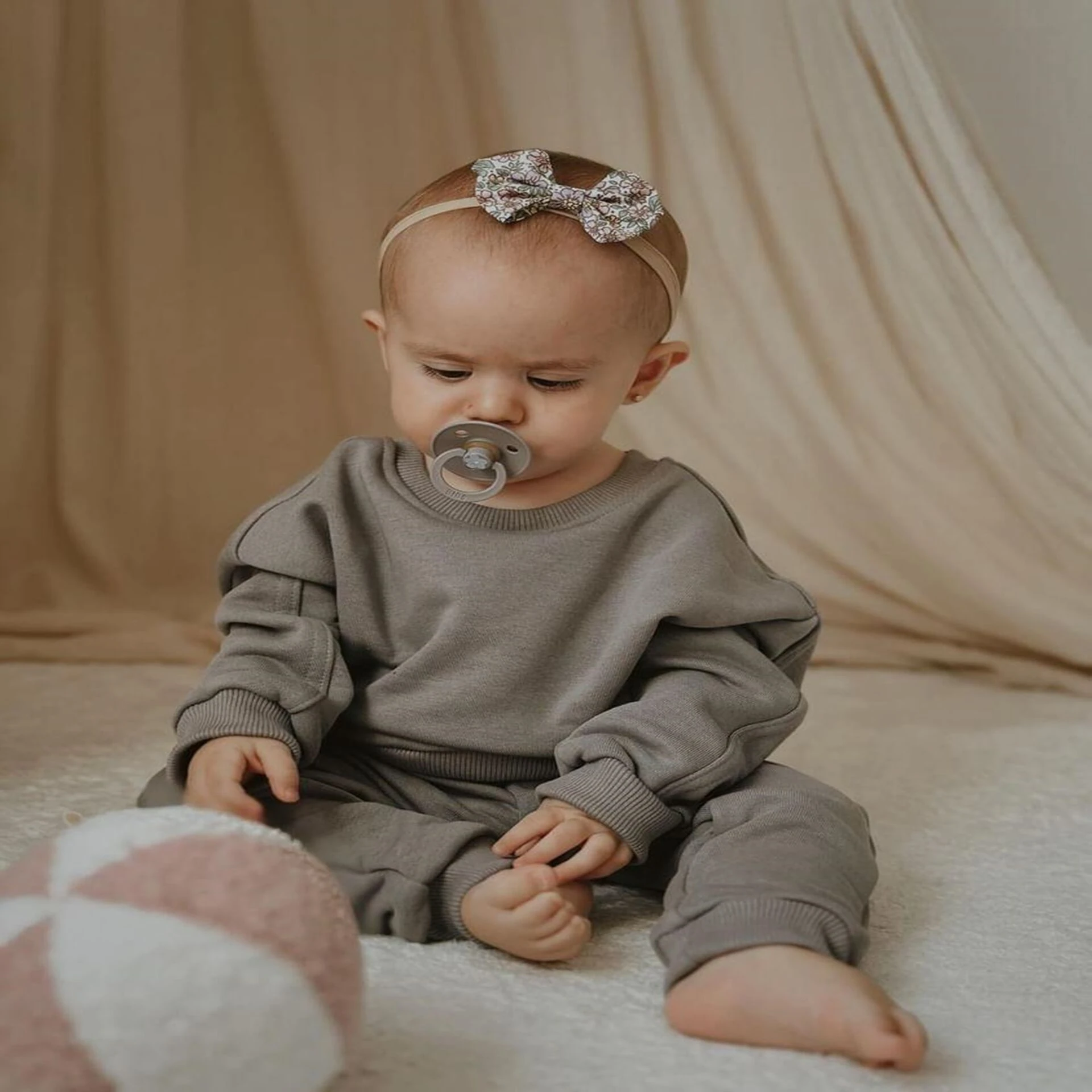 Çiçek Desenli Fiyonk Figürlü Bebek Bandı | Esnek & Yumuşak |