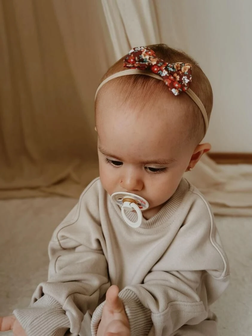 Fiyonklu Sonbahar Desenli Bebek Saç Bandı – Esnek Yumuşak Lastik (0-12 Ay)