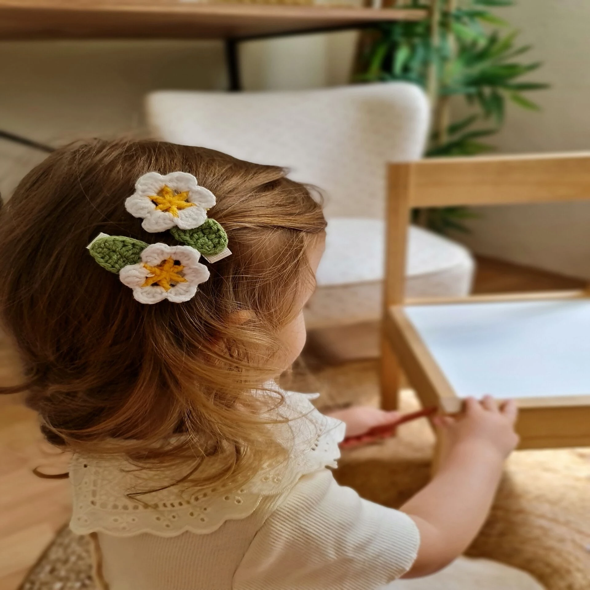 El Örgüsü Beyaz Yapraklı Çiçek Kız Çocuk Toka Çifti 4,5 cm Klips