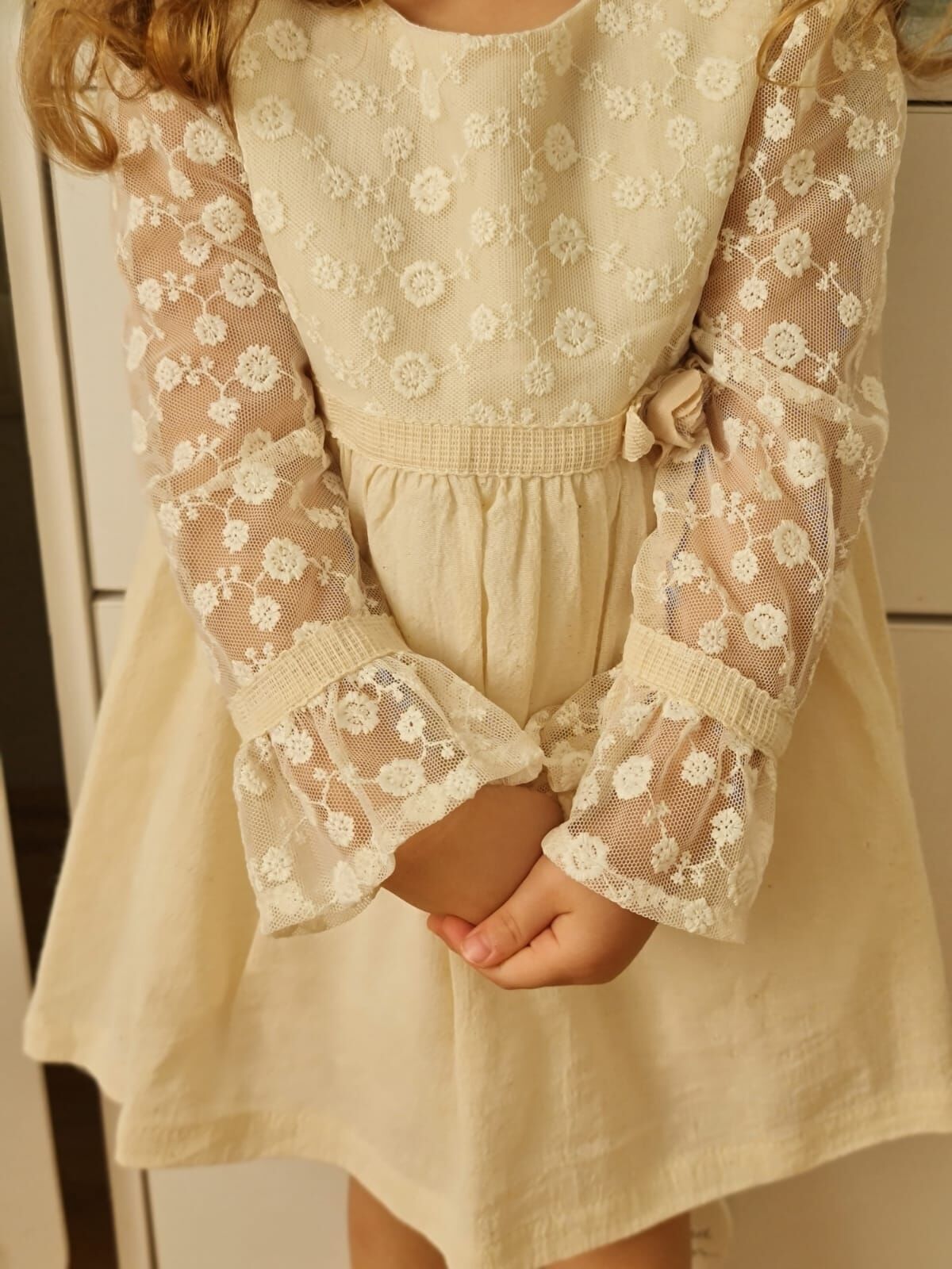 Tül Kol Detaylı Brodeli Krem Elbise