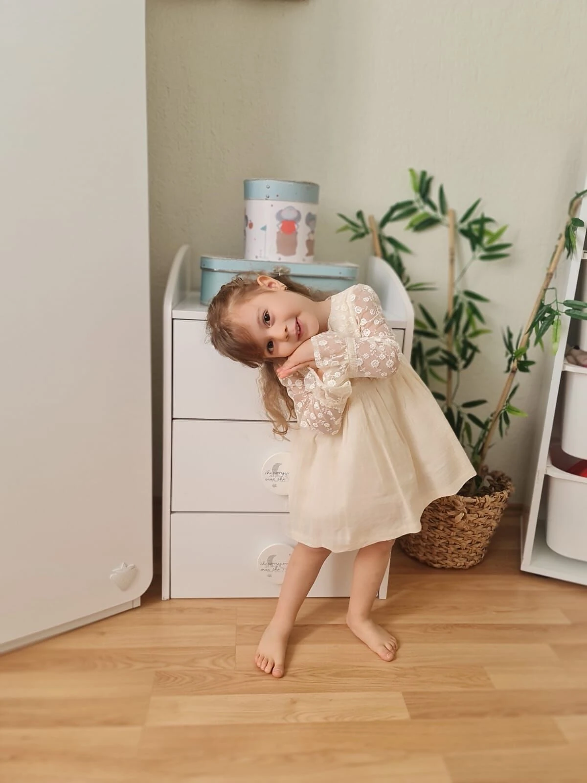 Tül Kol Detaylı Brodeli Krem Elbise