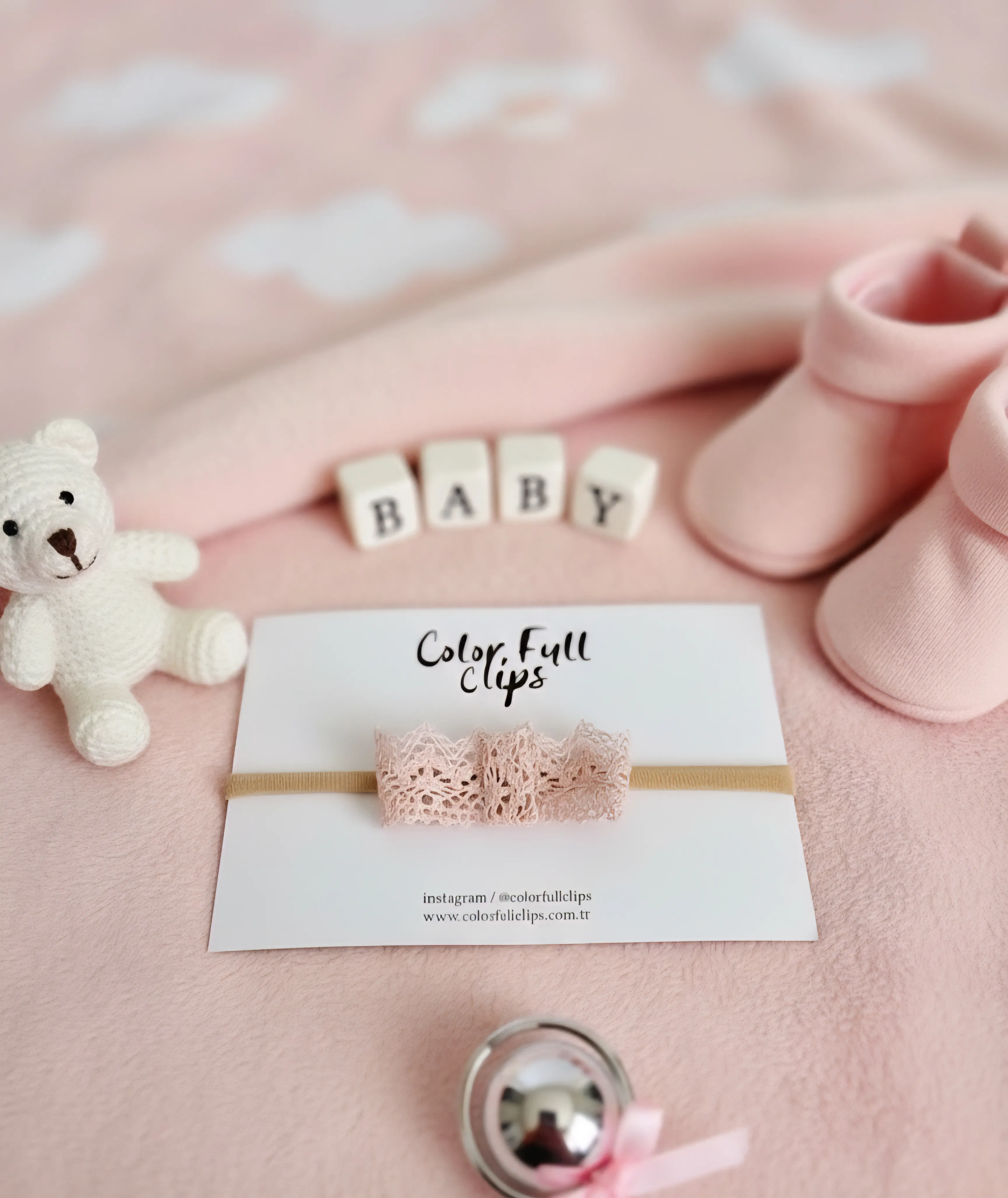 Pudra Rengi Pamuklu Kurdele Fiyonklu Bebek Bandı – Yumuşak ve Konforlu Tasarım