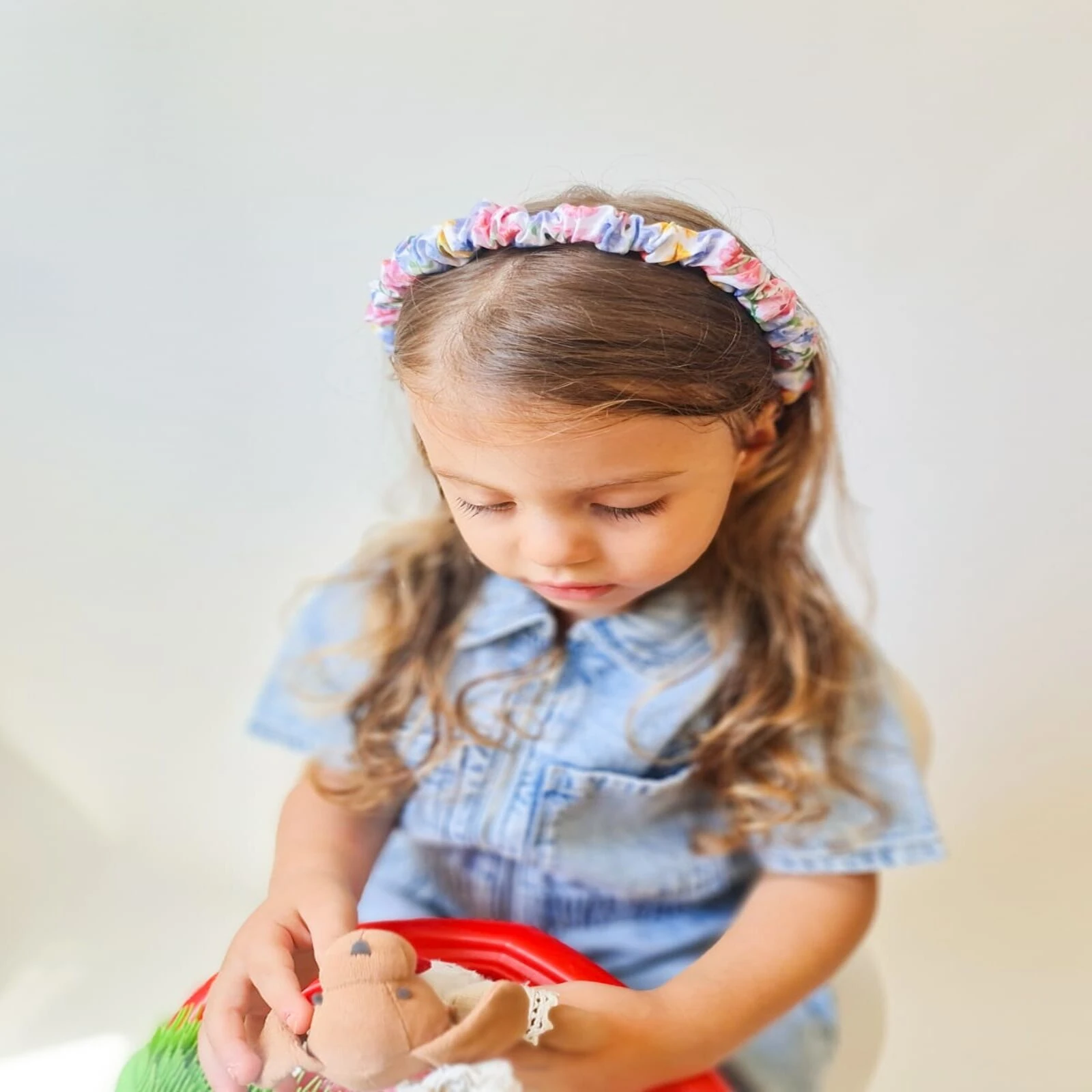 Çiçekli Büzgülü Kiz Çocuk Taç