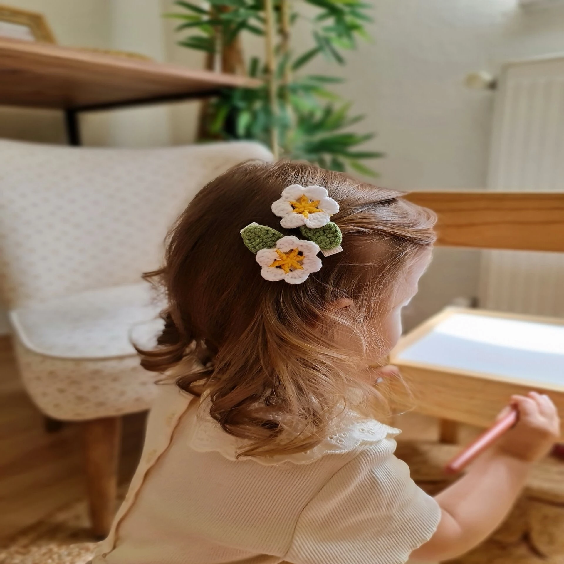 El Örgüsü Beyaz Yapraklı Çiçek Kız Çocuk Toka Çifti 4,5 cm Klips