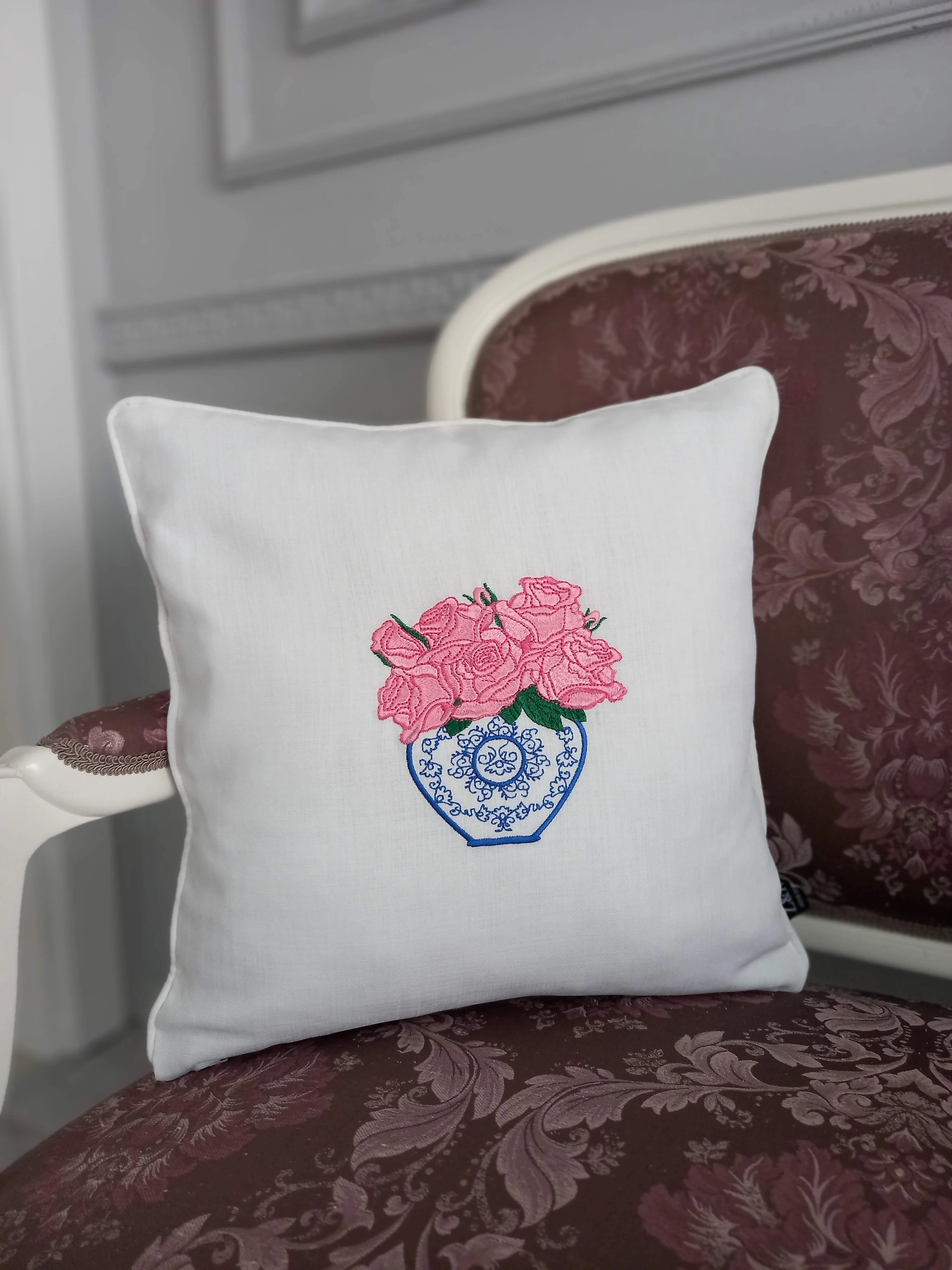 Gül Nakışlı Kırlent Kılıfı