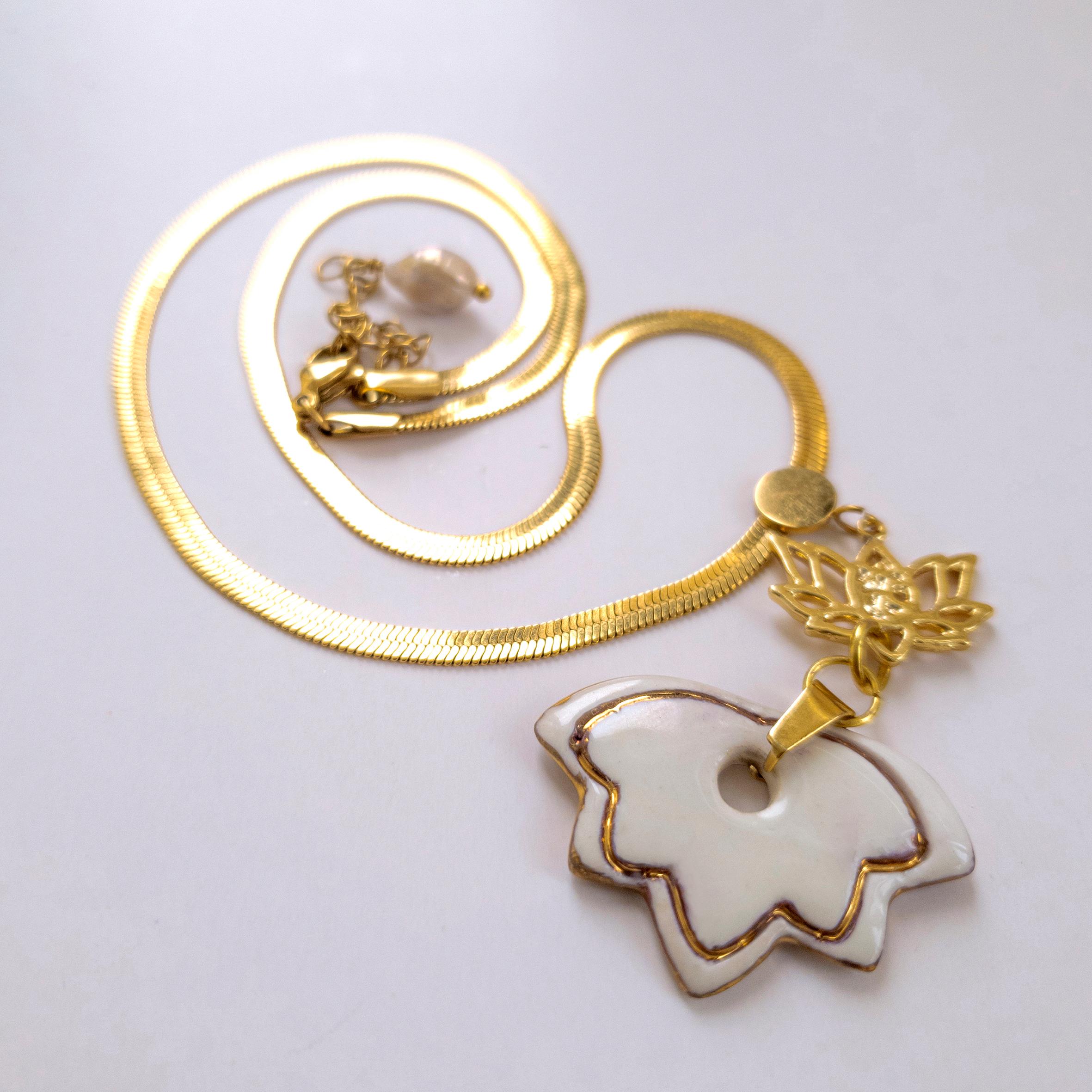 Spr06 White Lotus Pendant Collar Necklace