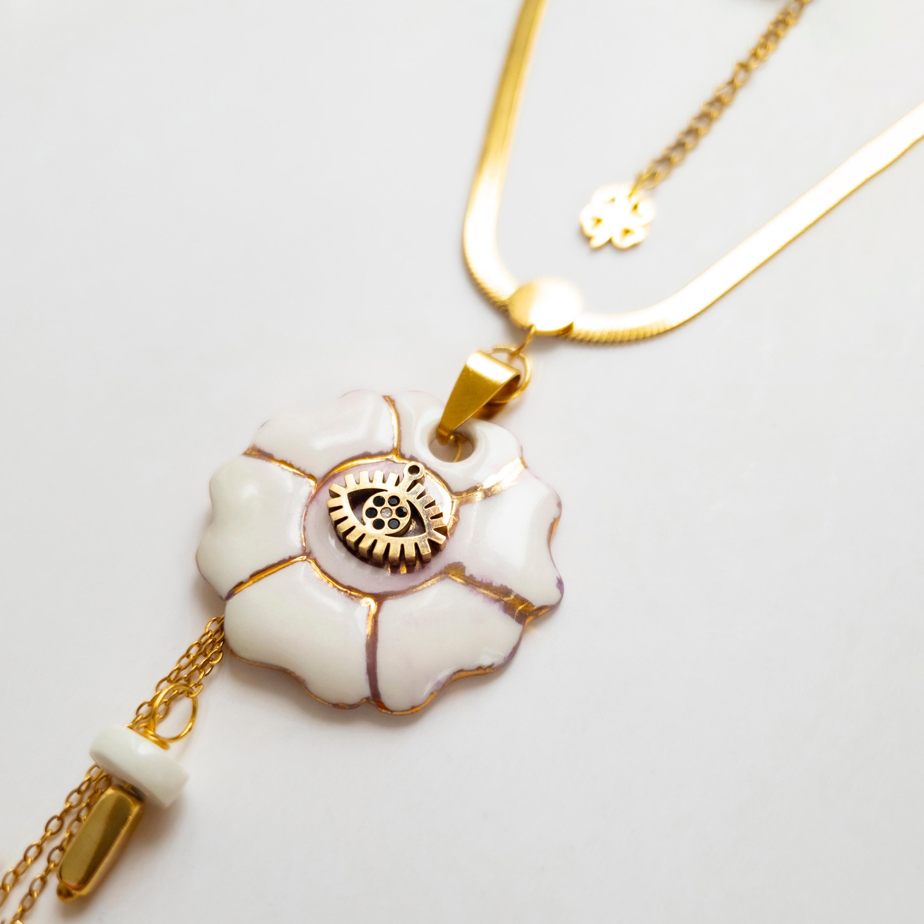 Spr02 White Flower Pendant Multi-Strand Necklace
