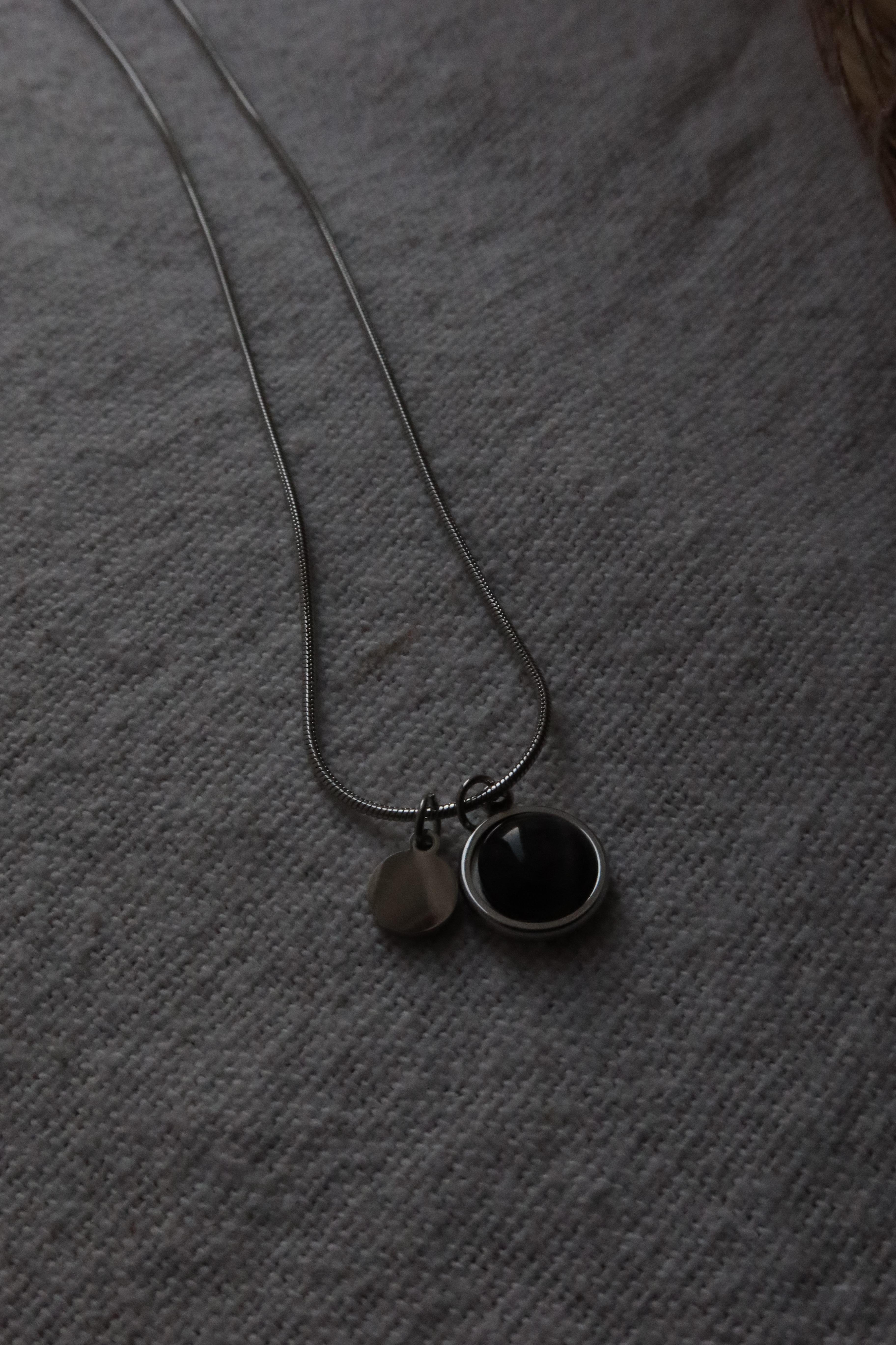 Tiny Black Stone Vintage Necklace⚫️