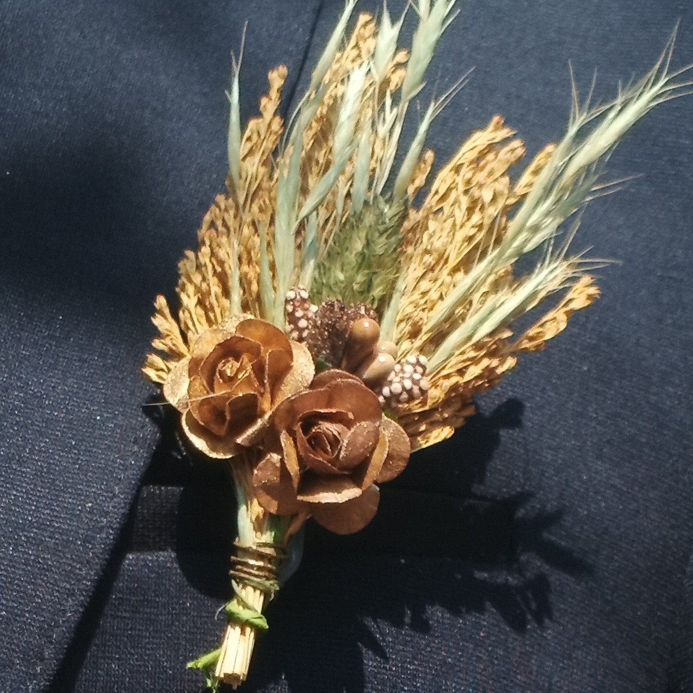 damat ve sağdıç yaka çiçeği 