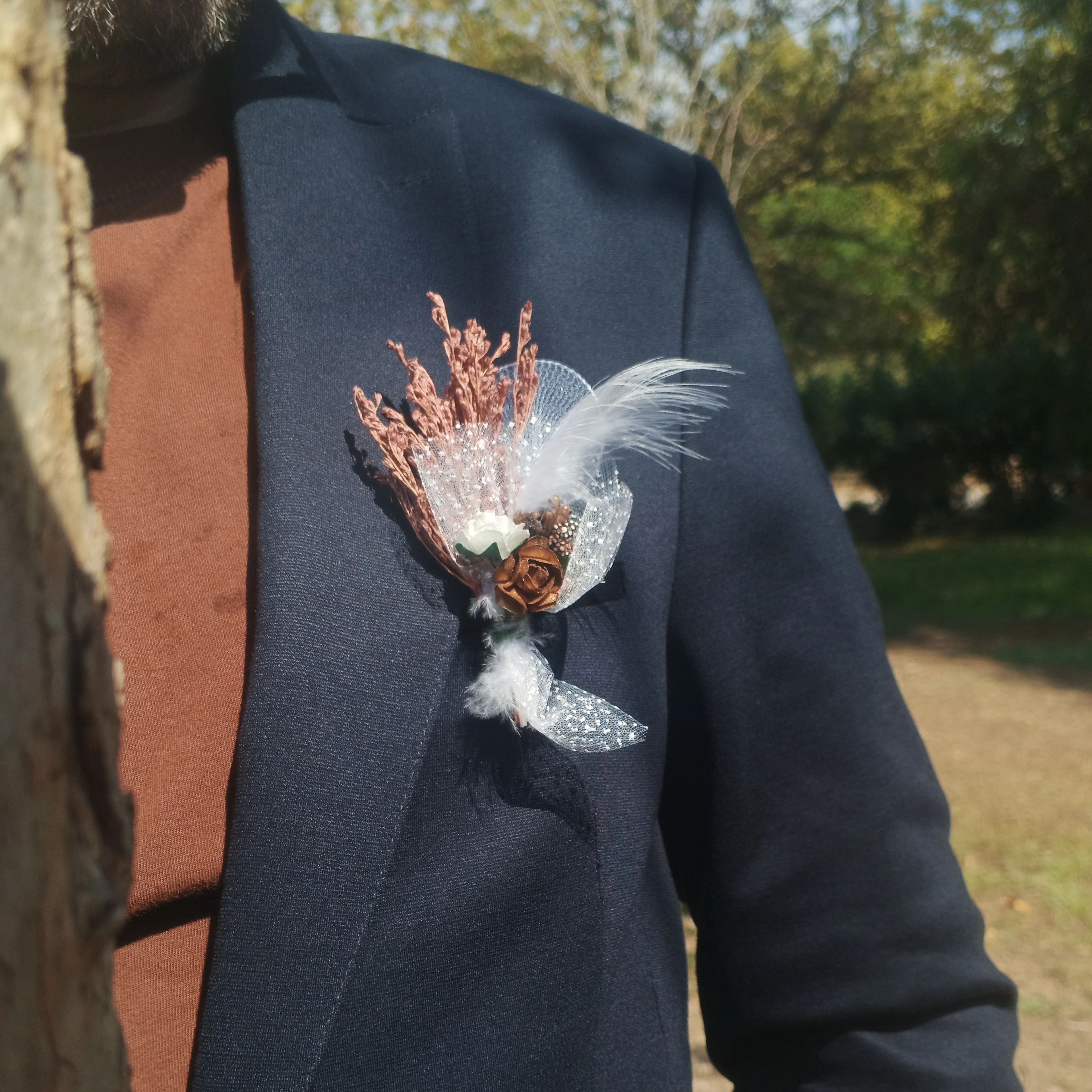 damat ve sağdıç yaka çiçeği dantel ve kuş tüyü detaylı