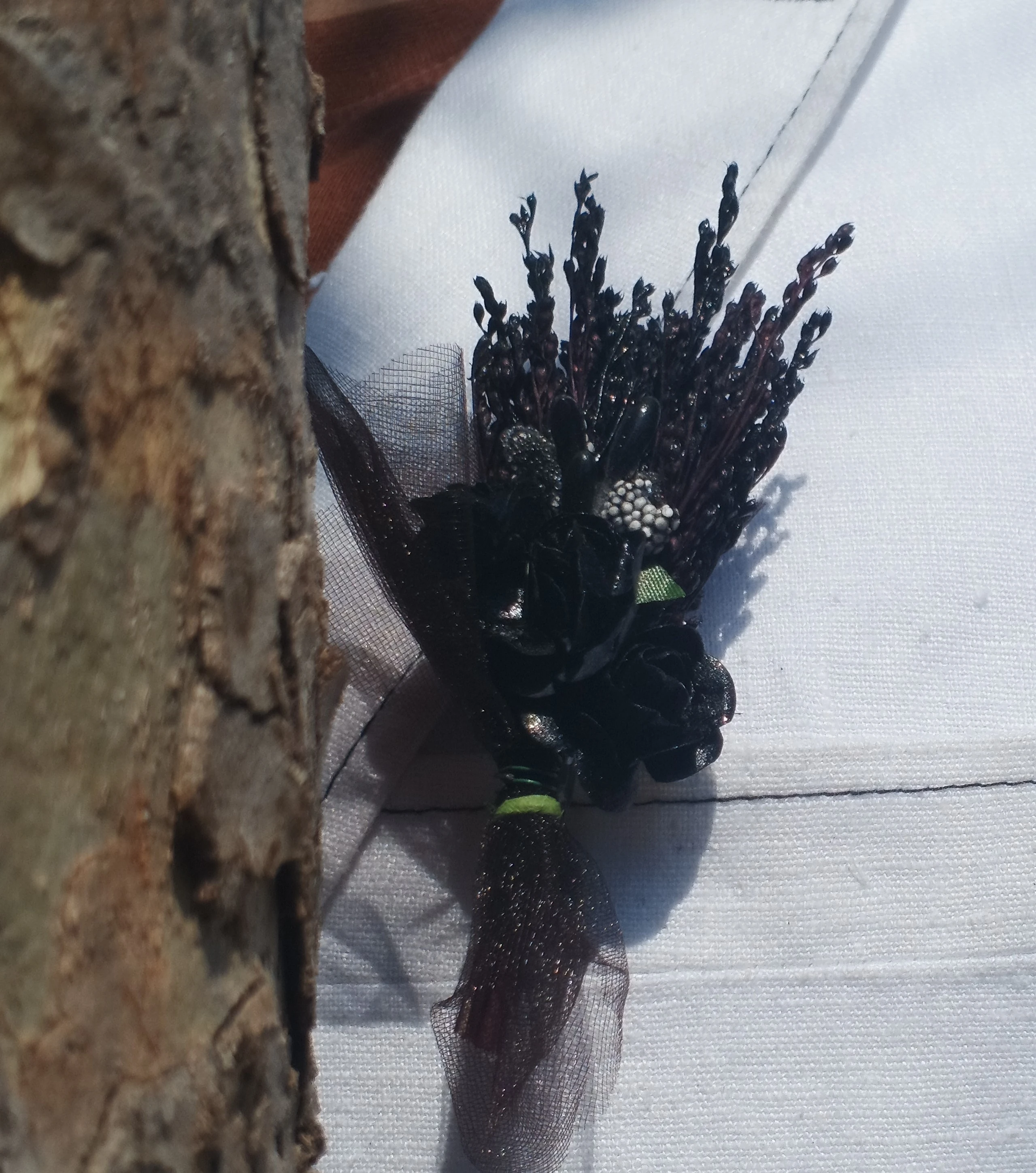 damatlık ve sağdıç yaka çiçeği - siyah